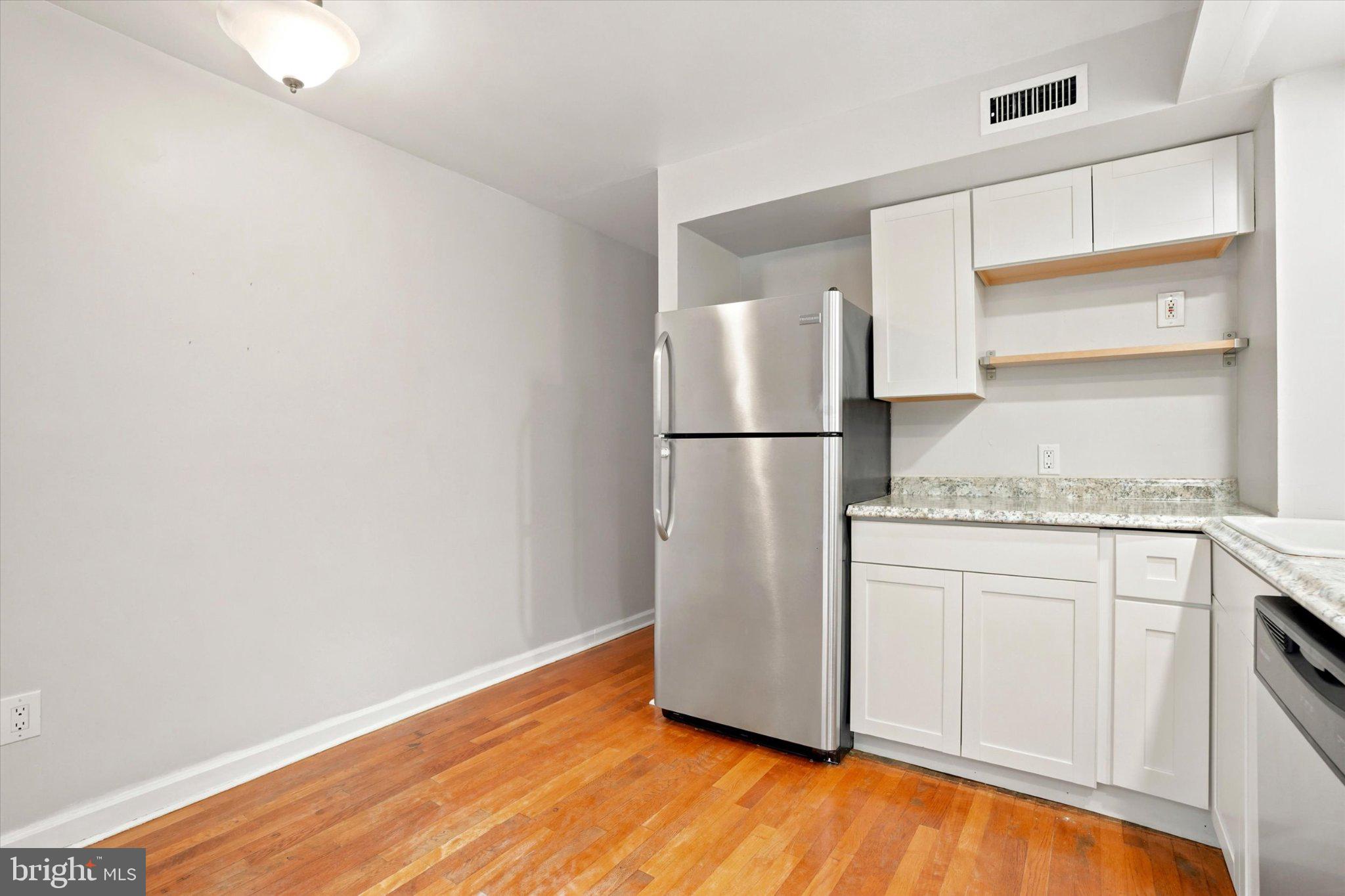 QUEEN VILLAGE - Residential