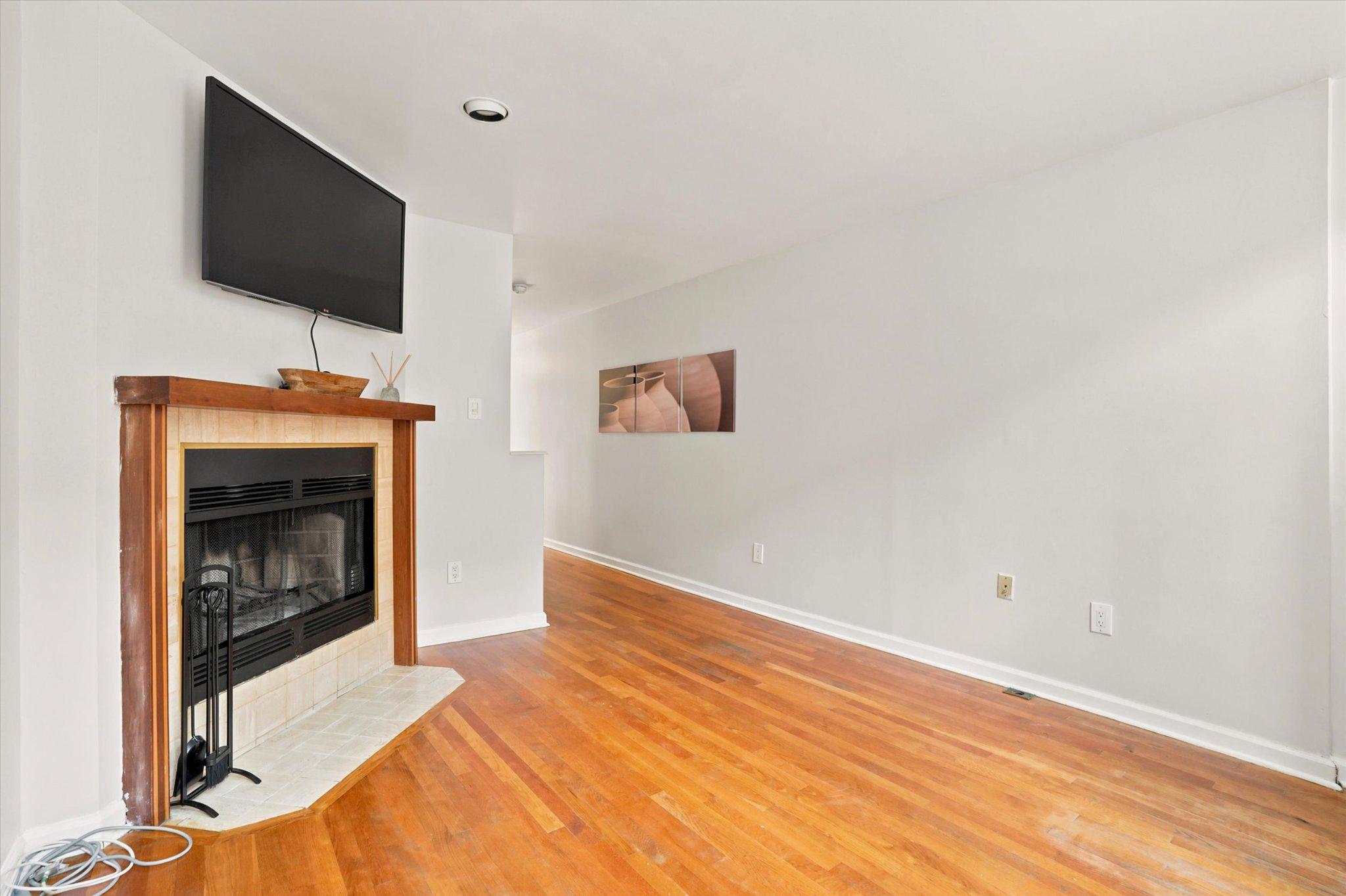 QUEEN VILLAGE - Residential
