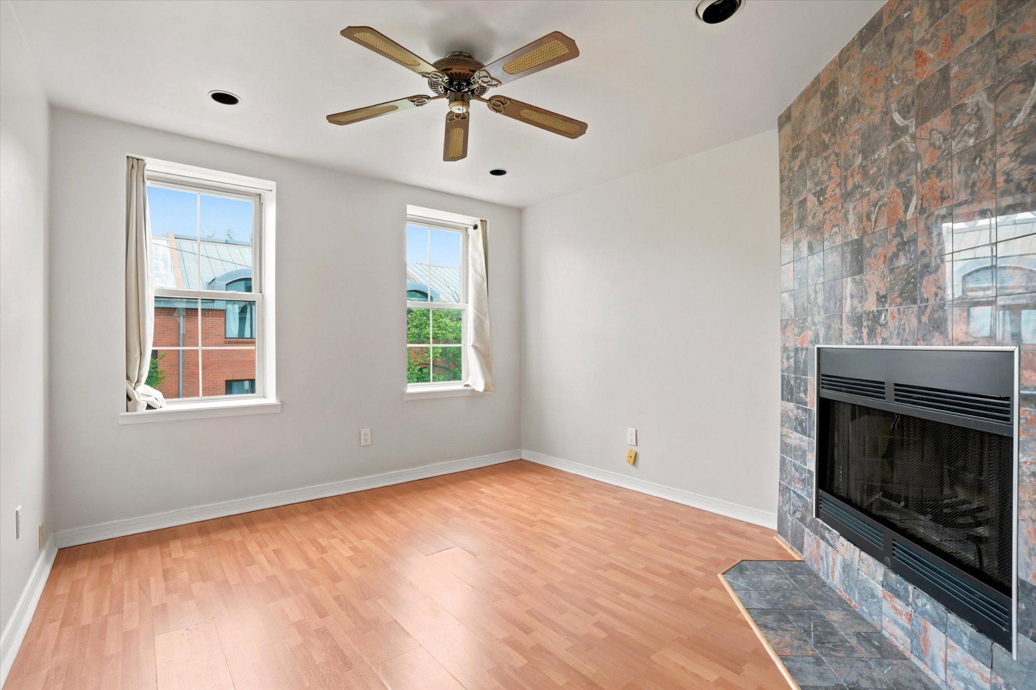 QUEEN VILLAGE - Residential