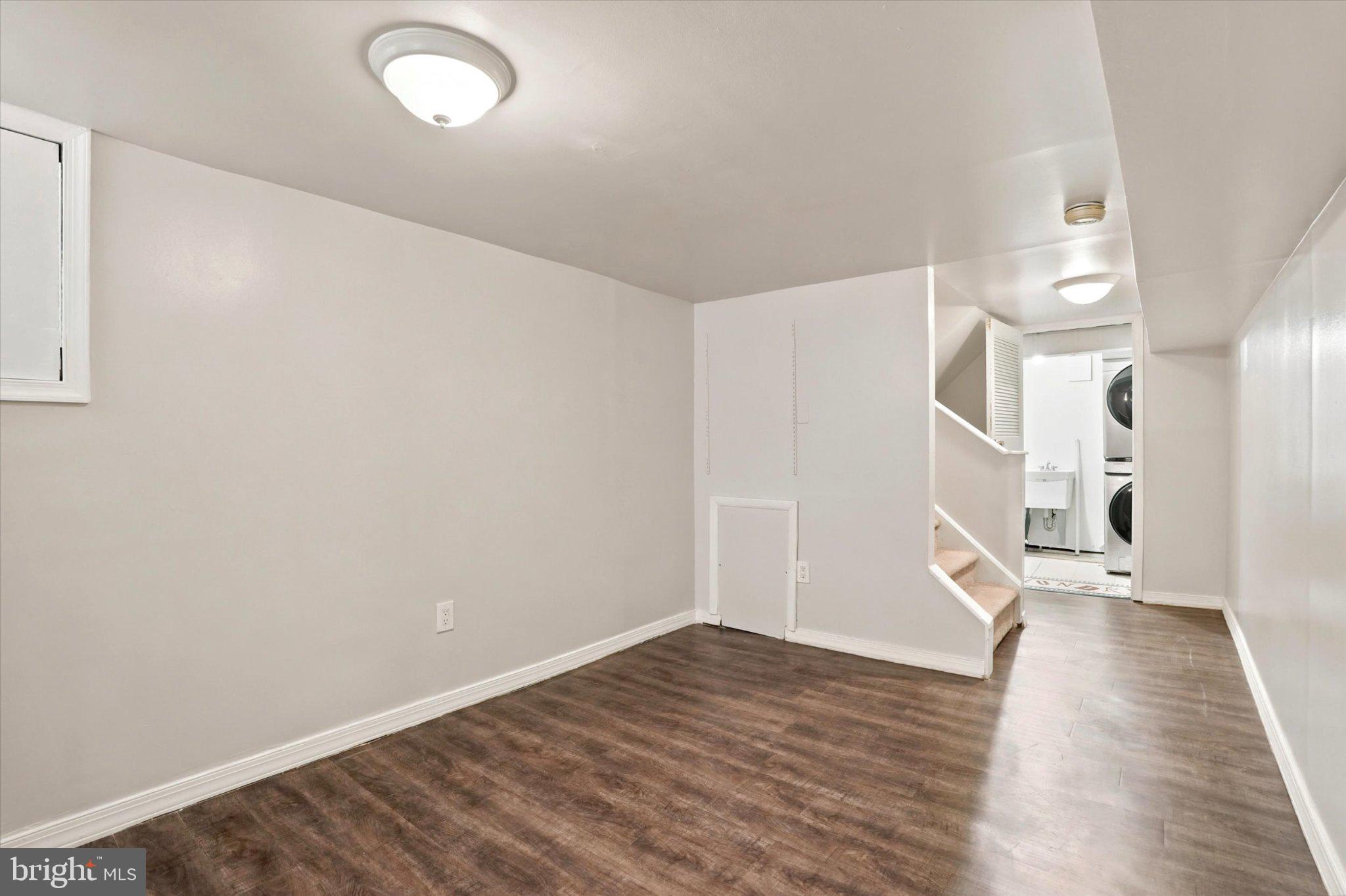 QUEEN VILLAGE - Residential