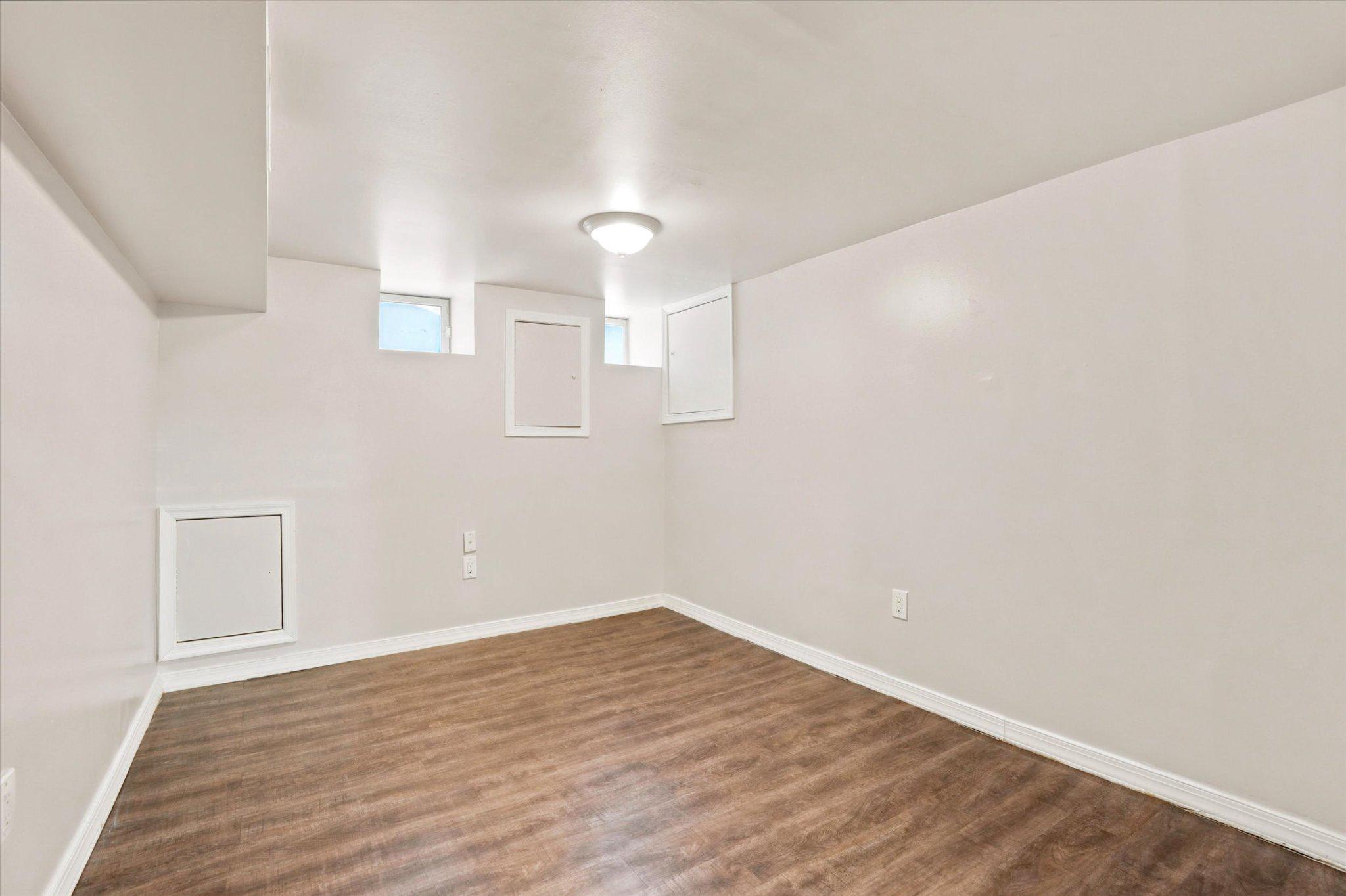 QUEEN VILLAGE - Residential