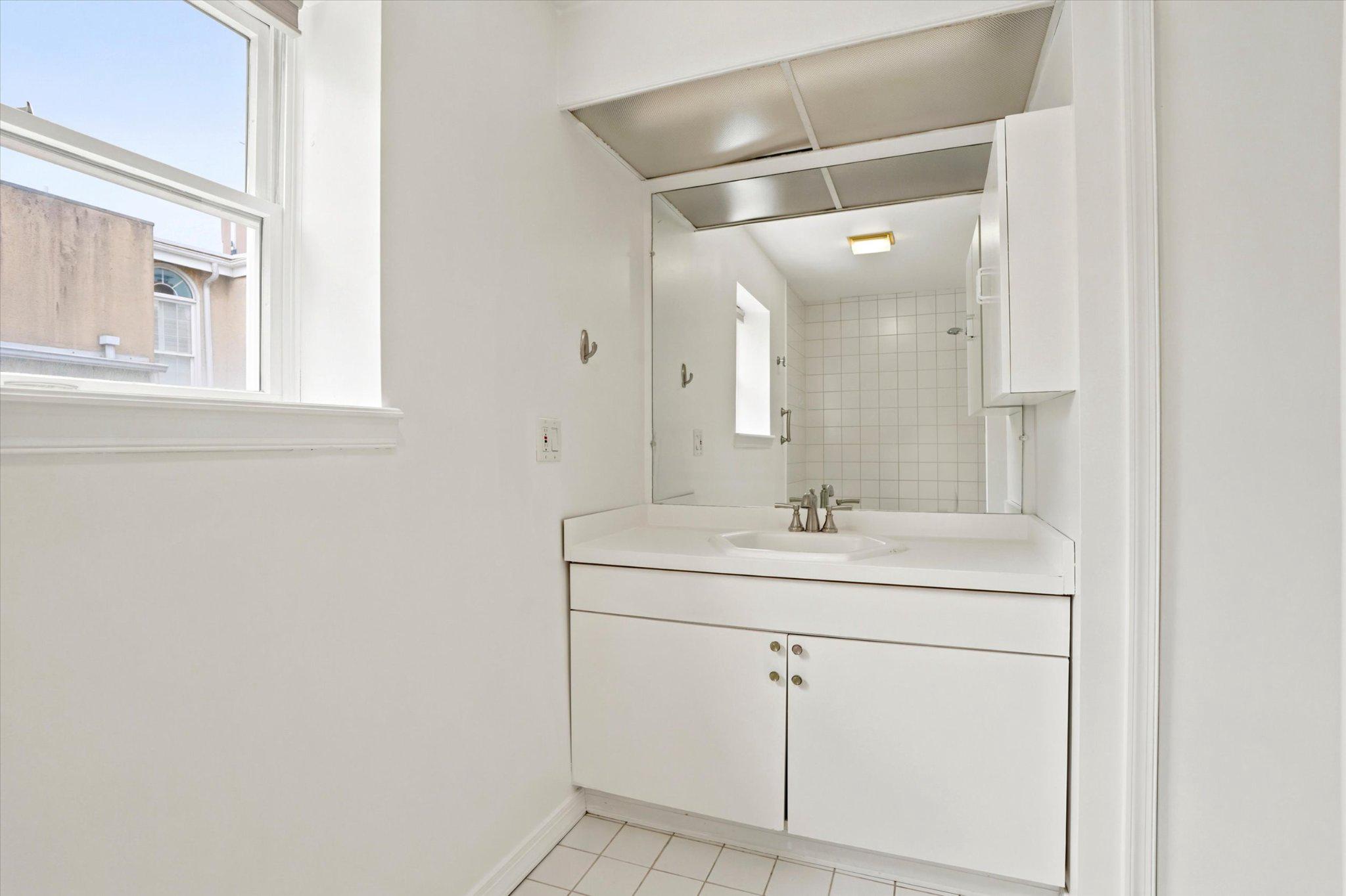 QUEEN VILLAGE - Residential