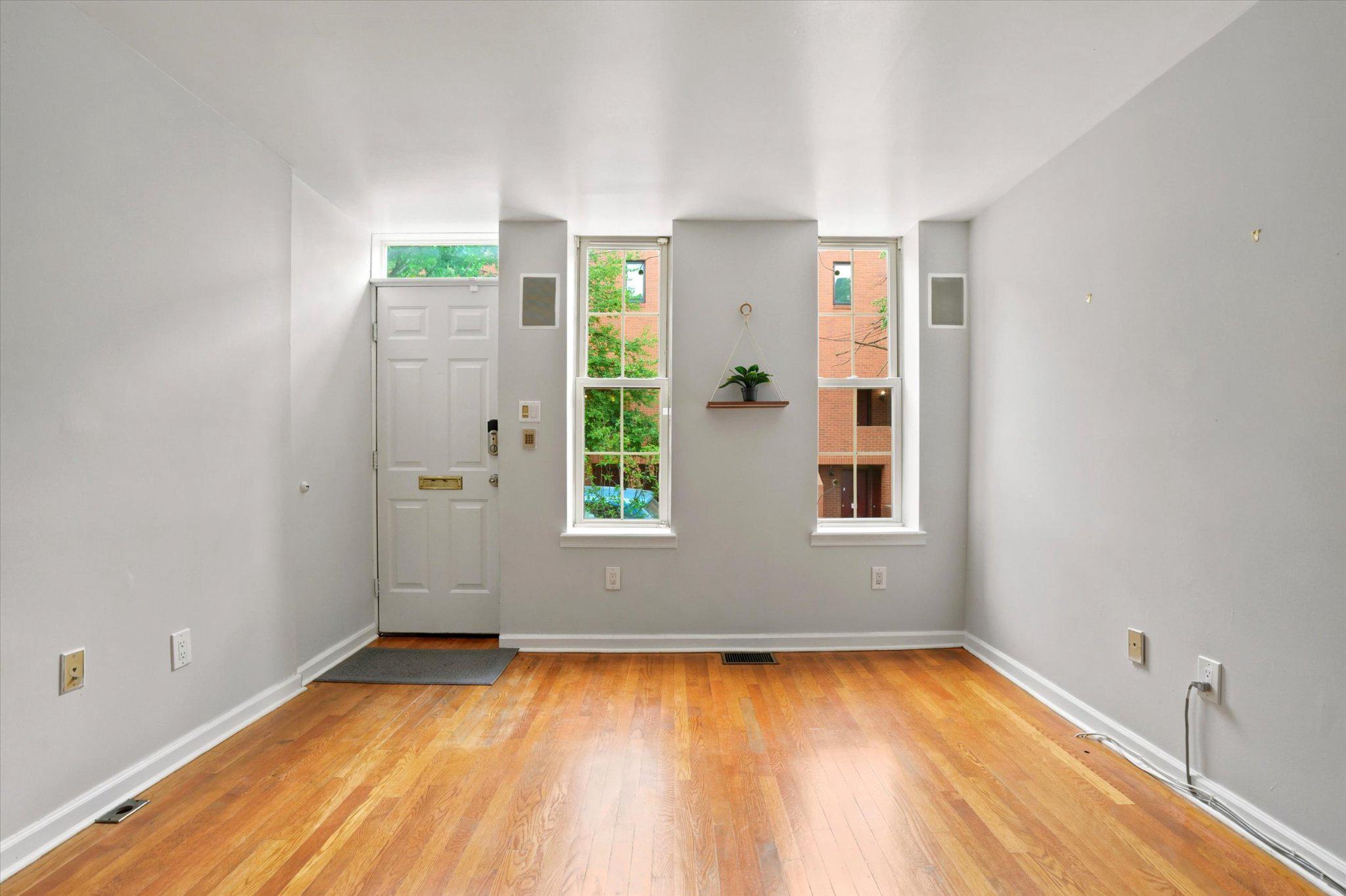 QUEEN VILLAGE - Residential