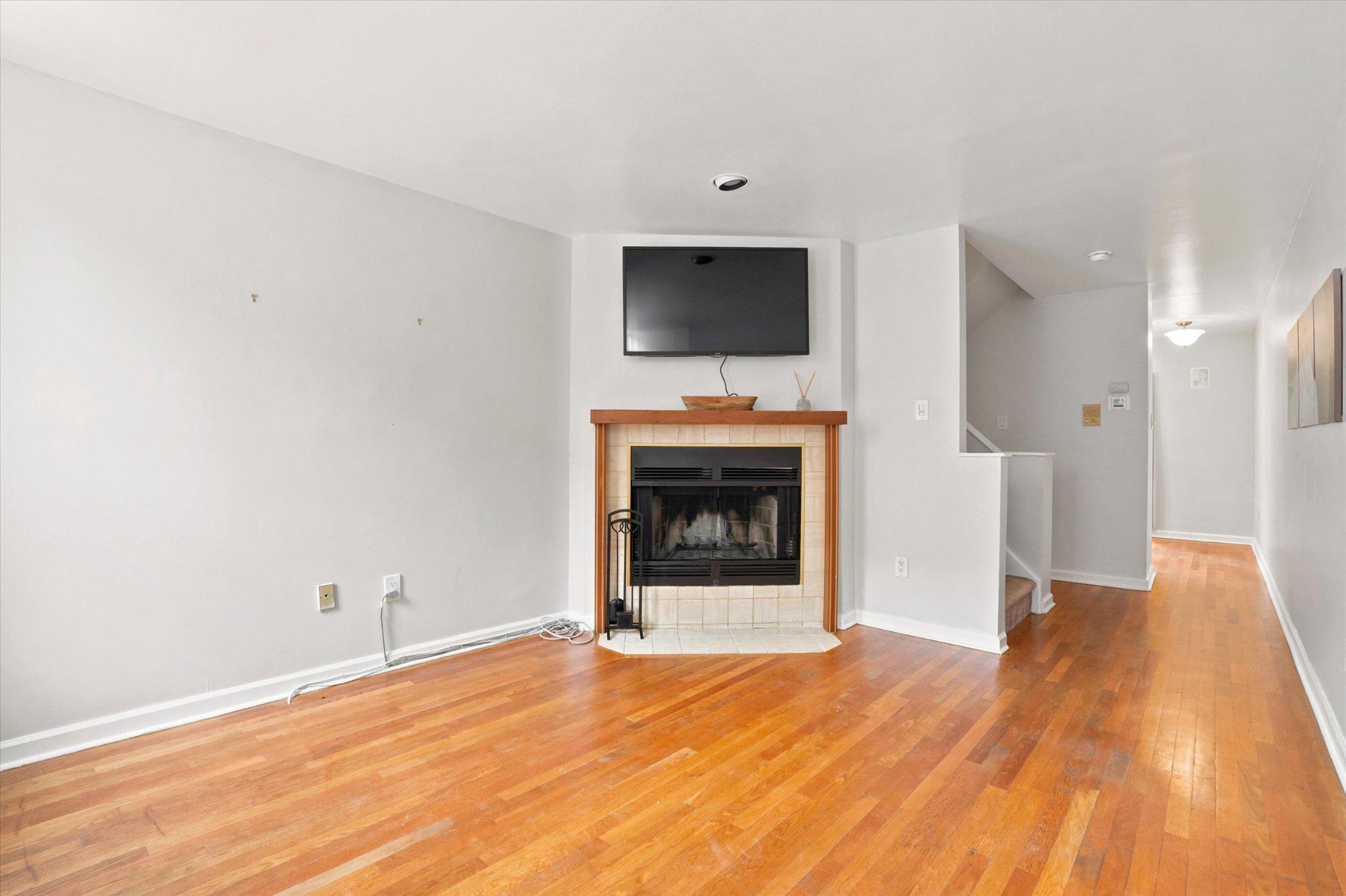 QUEEN VILLAGE - Residential