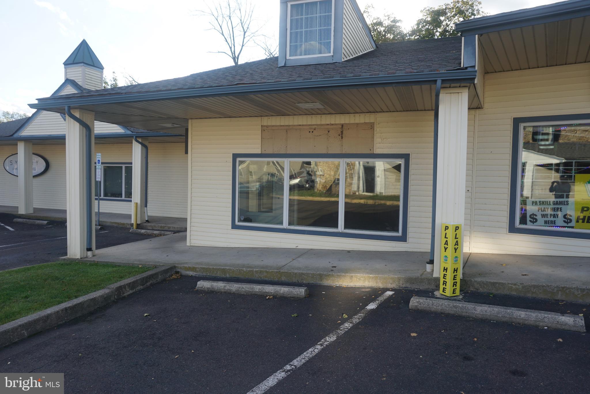 Join the Successful retailers at Chalfont Plaza.  1200 square feet of open span, blank canvas to set up your business.  15,000 cars pass by a day with peak retail times on the weekends and off rush hours  Anchored by Leonardo's Pizza Pub and a the center of downtown Chalfont.