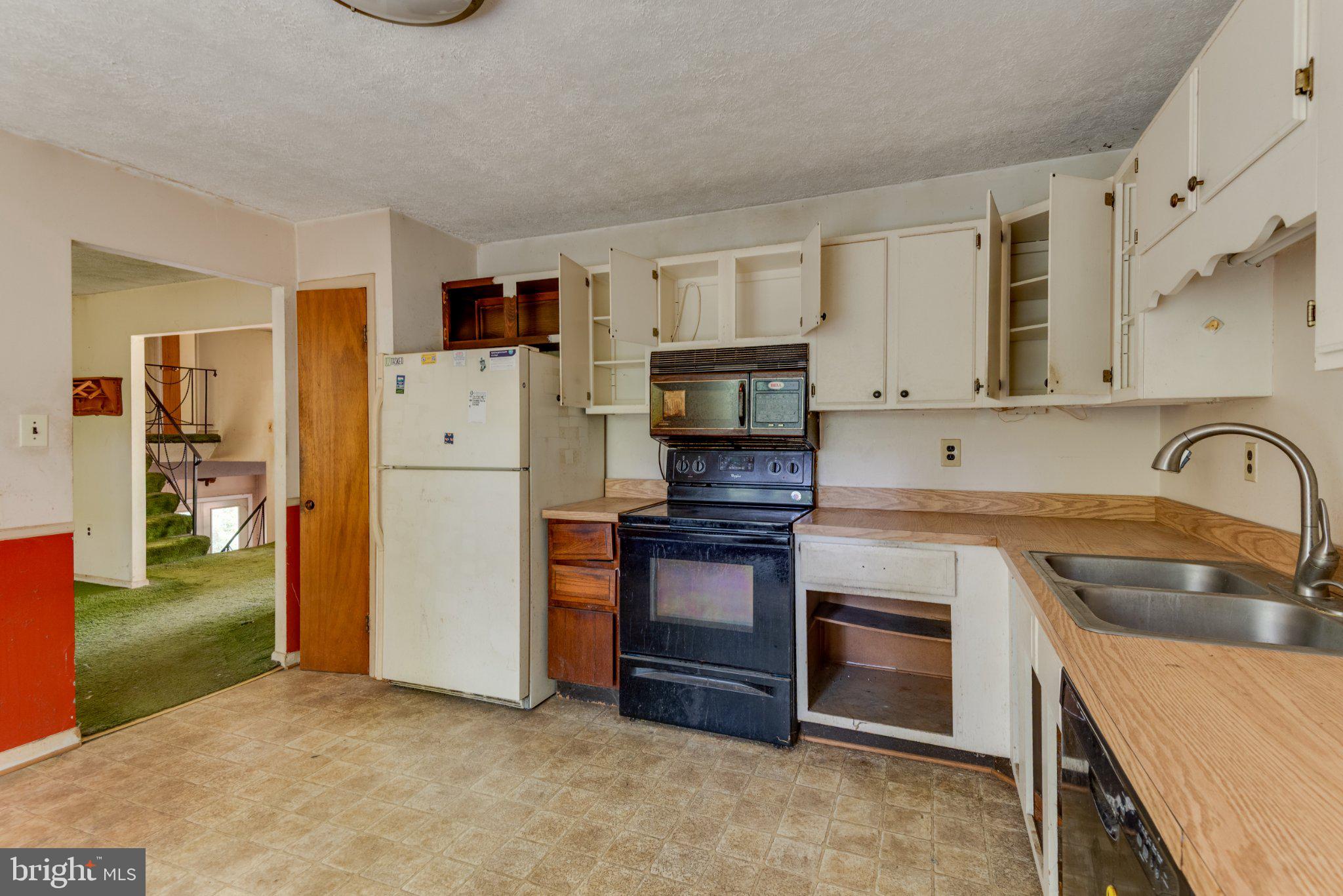 COUNTRY LAKES - Residential