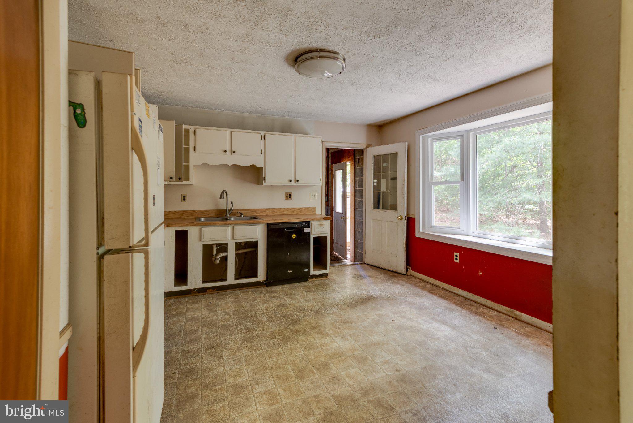 COUNTRY LAKES - Residential