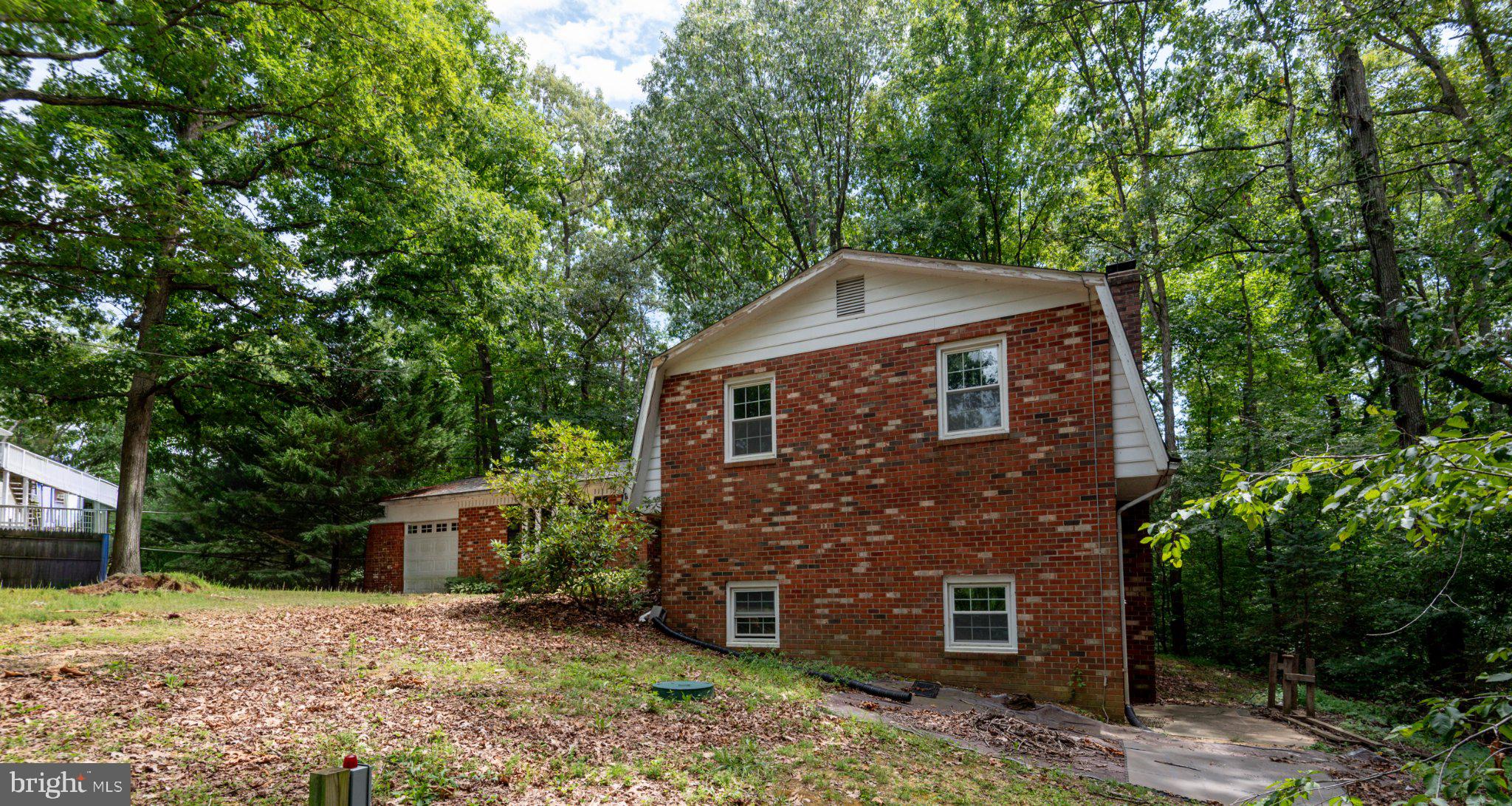 COUNTRY LAKES - Residential