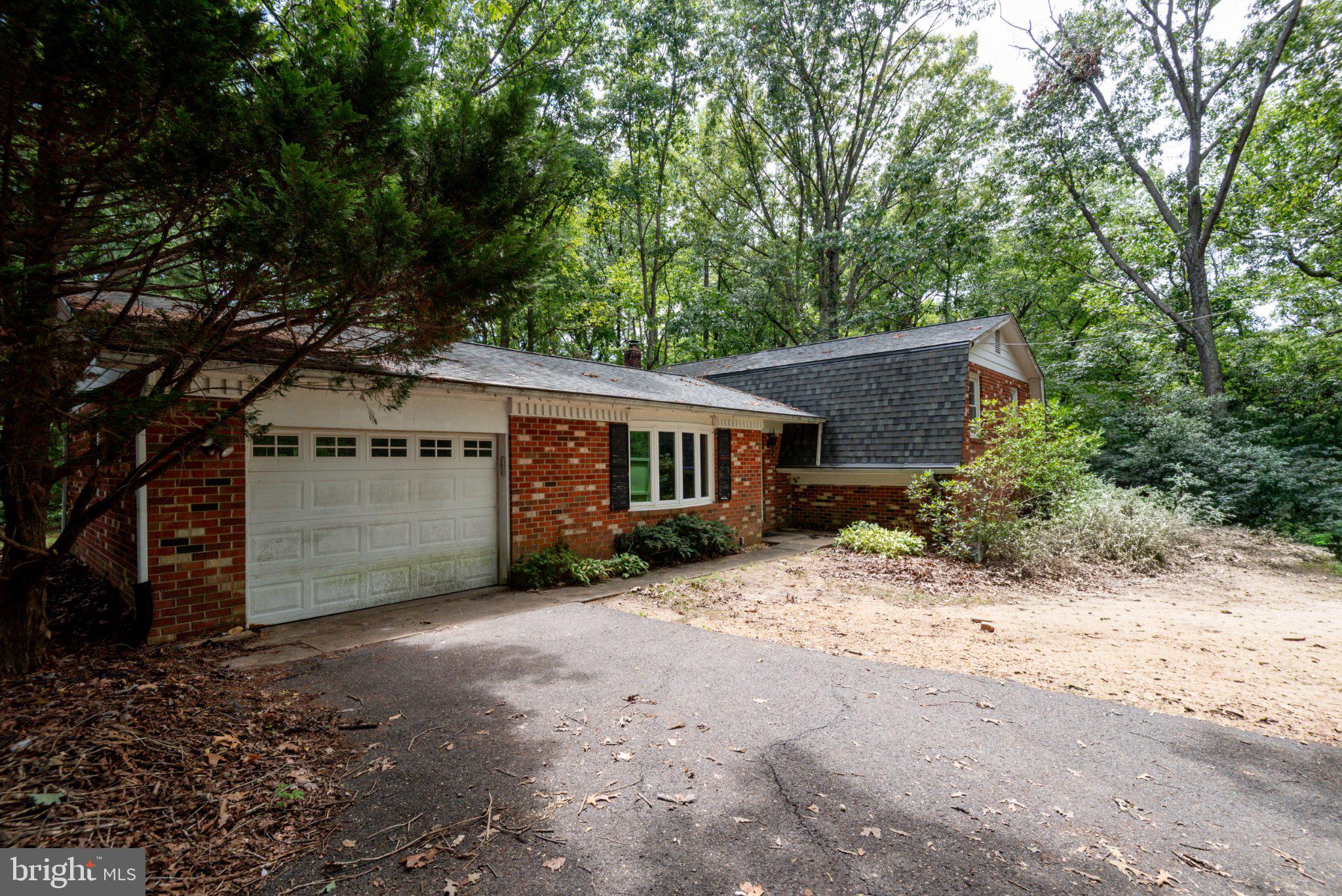 COUNTRY LAKES - Residential