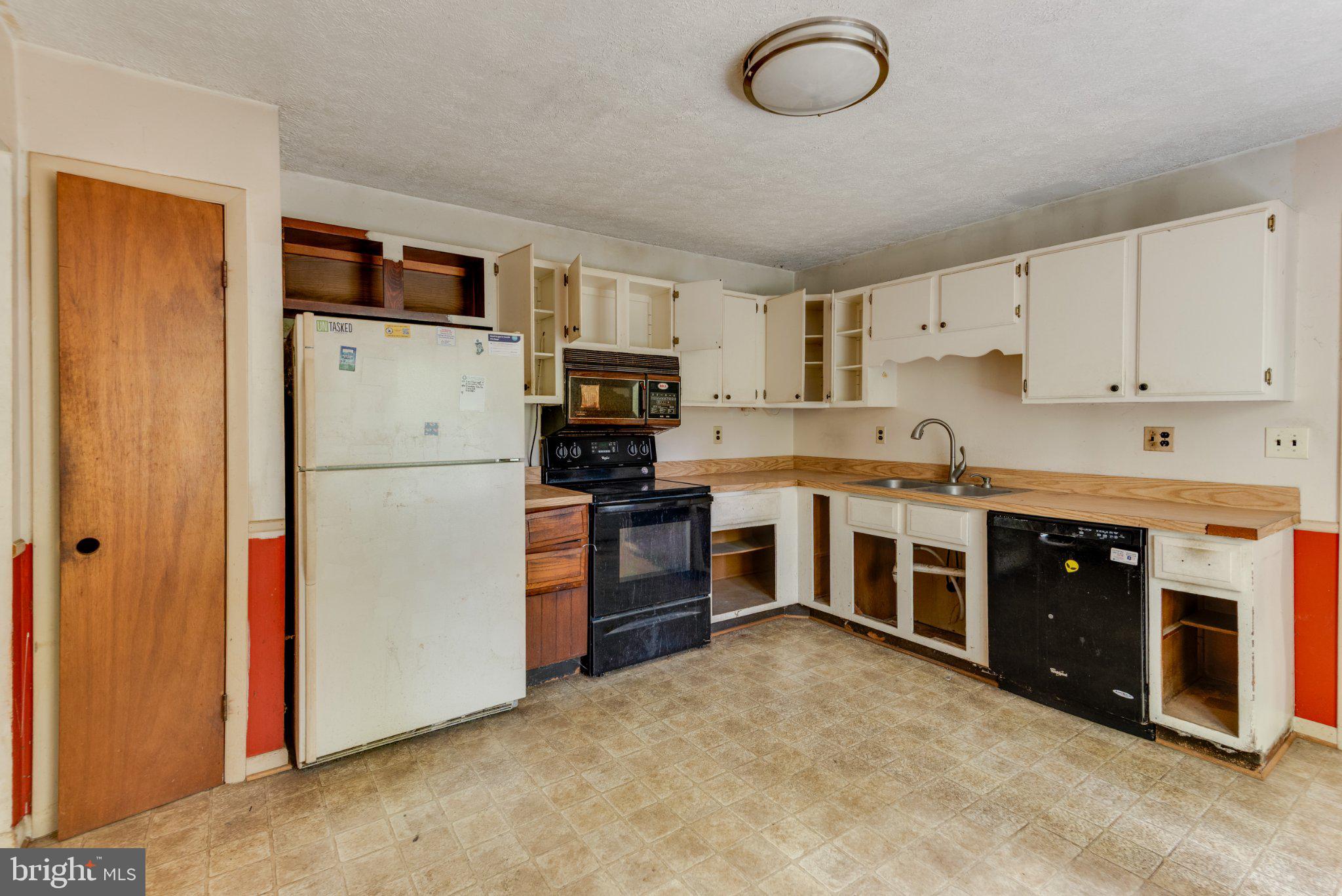 COUNTRY LAKES - Residential