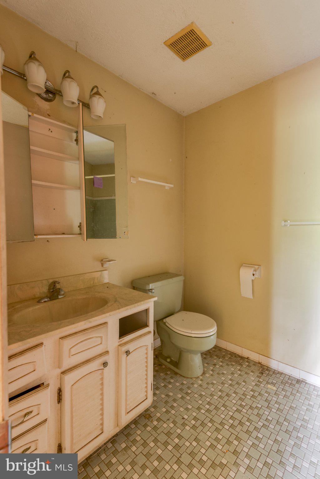 COUNTRY LAKES - Residential