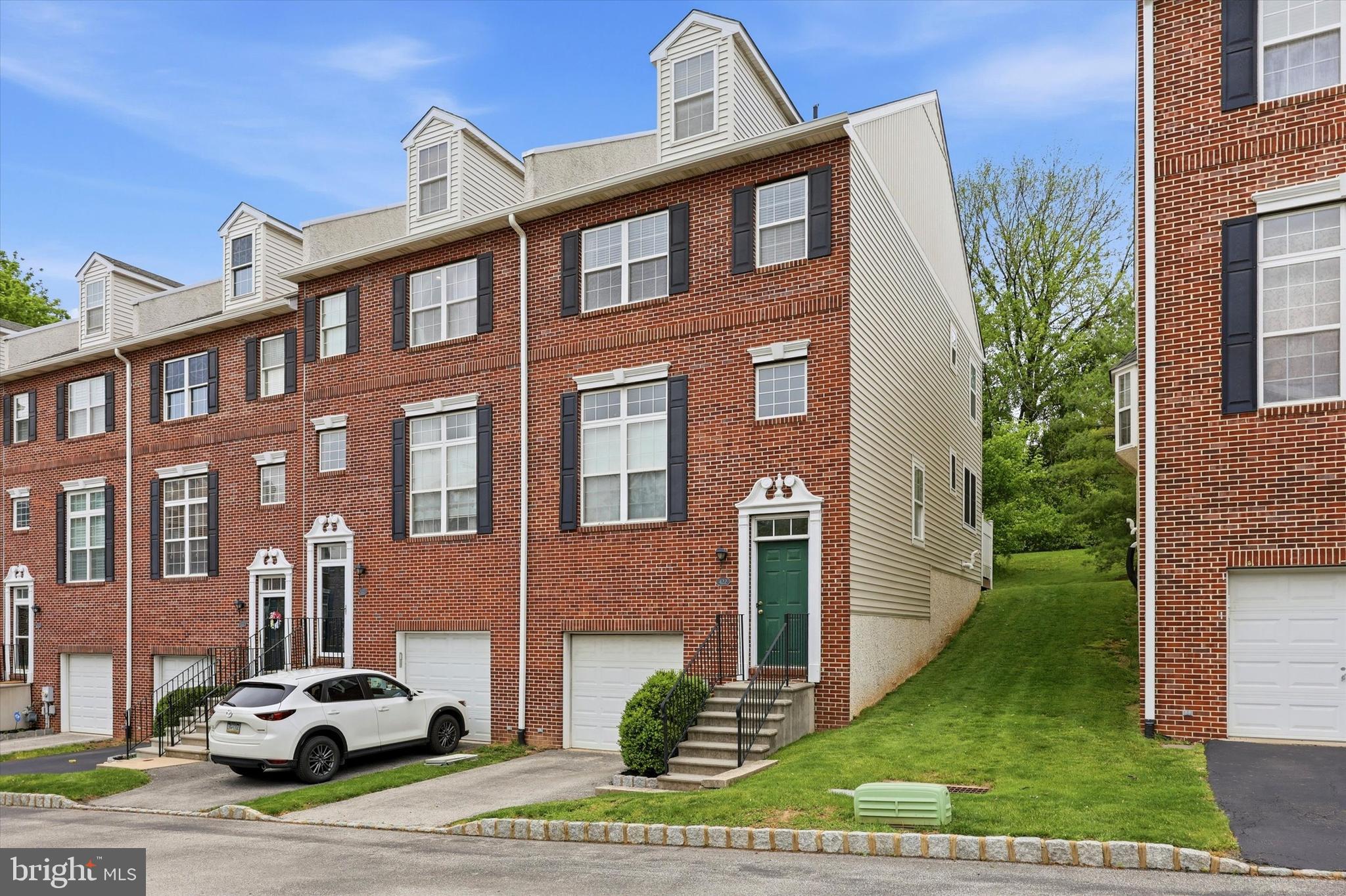 FREEDLEY SQUARE - Residential