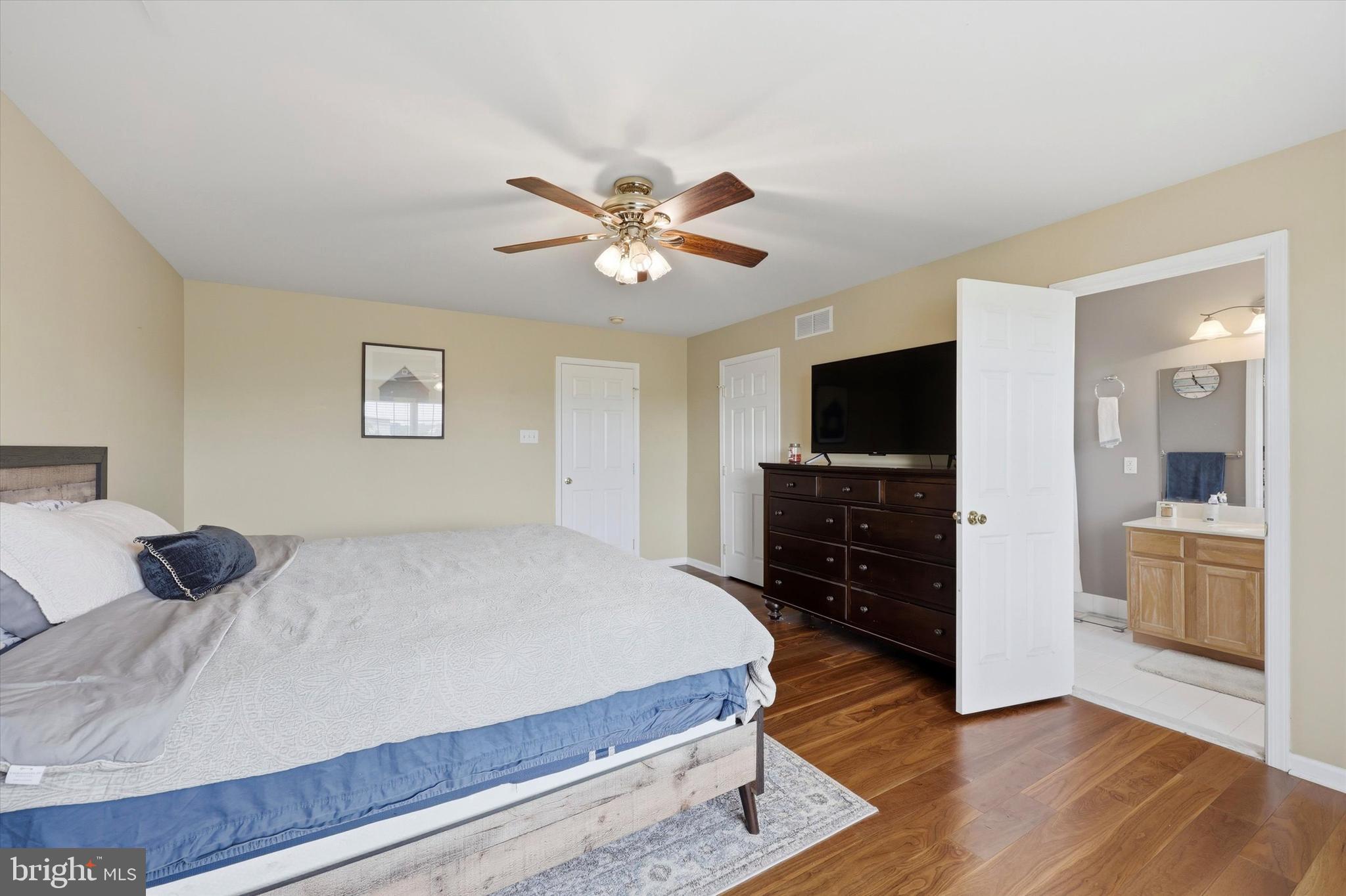 FREEDLEY SQUARE - Residential