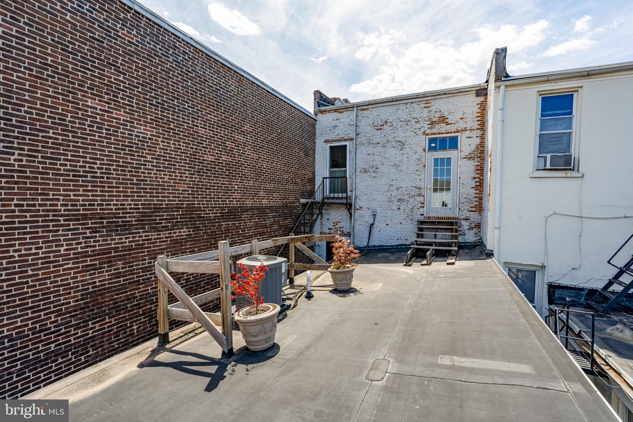 LANCASTER - Commercial Sale