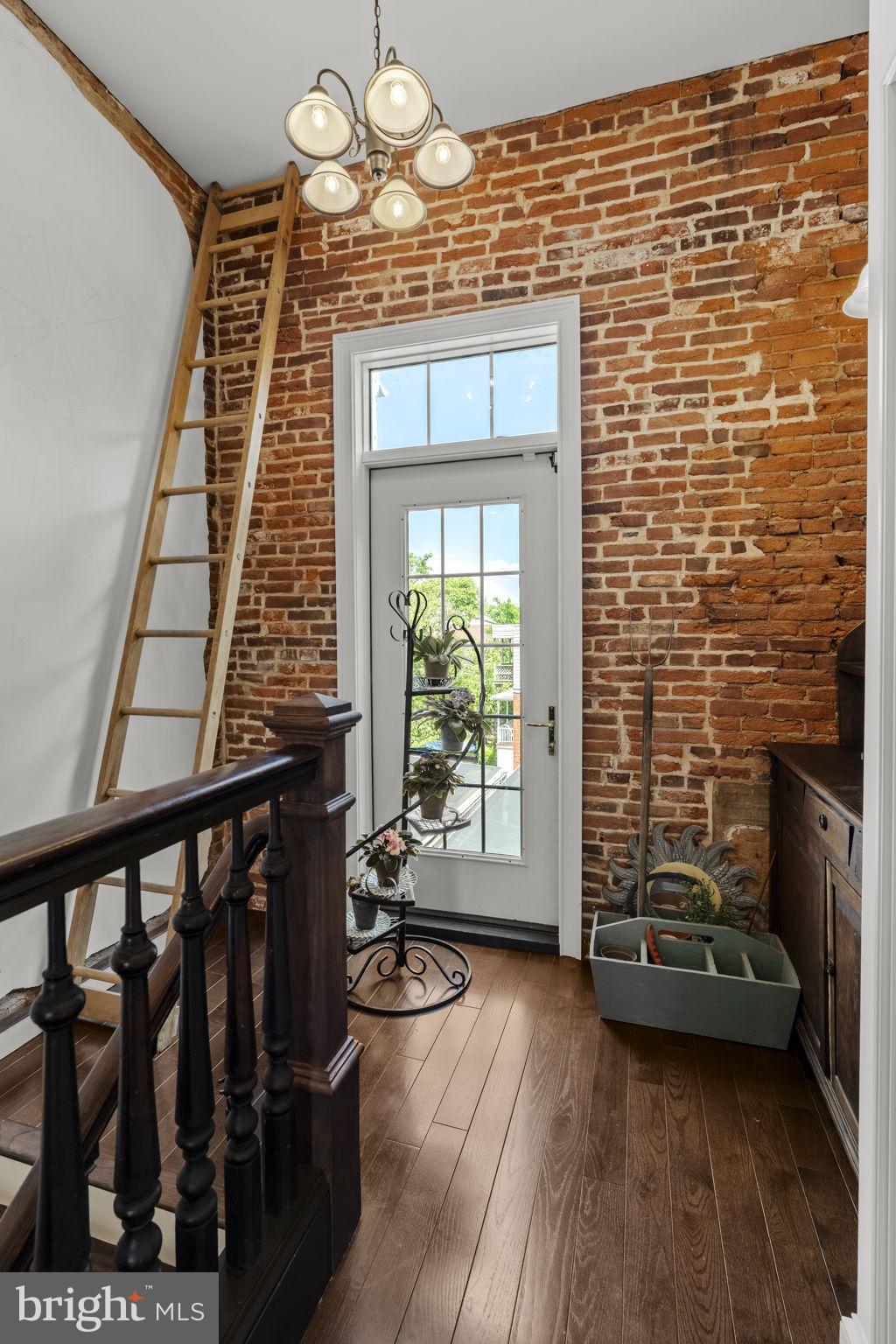 LANCASTER - Commercial Sale