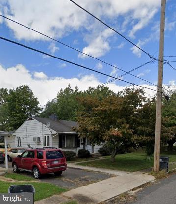 Nice little starter home in a great neighborhood. Huge back yard for entertaining. Single floor living. This home is offered at a great price due to it being part of an estate. At this price you're getting instant equity! Come make this home yours.