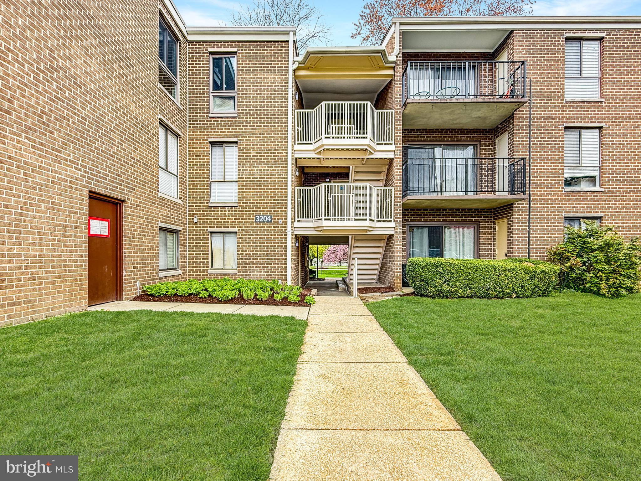 CAMELBACK VILLAGE - Residential