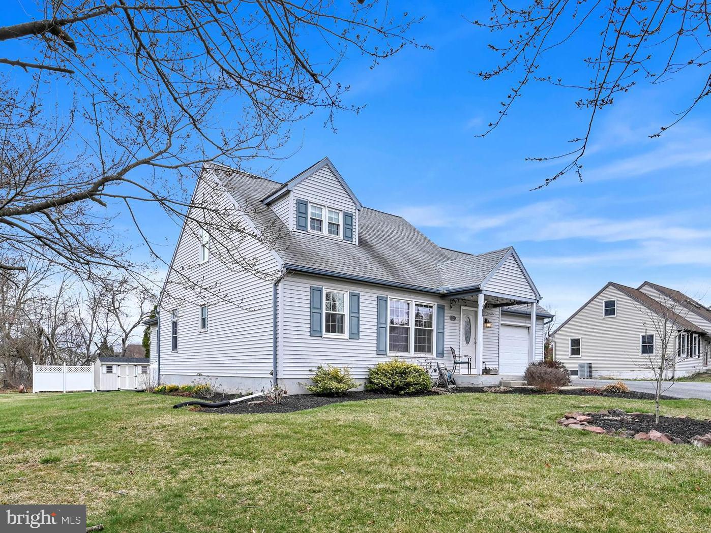 VILLAGE HOLLOW - Residential