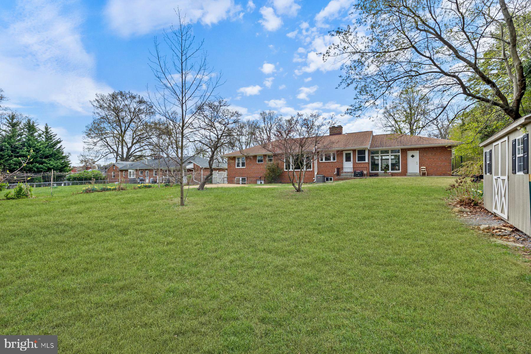 BURNT MILLS GAR-VILL - Residential