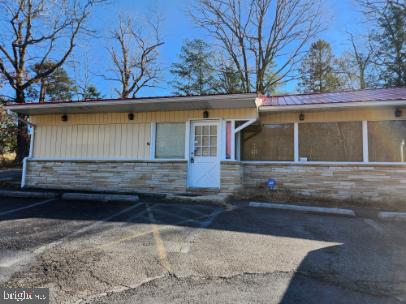 Nice efficiency unit in Berkeley Springs features open room, kitchenette with refrigerator and microwave, bathroom and parking.  Pets allowed on case by case basis.