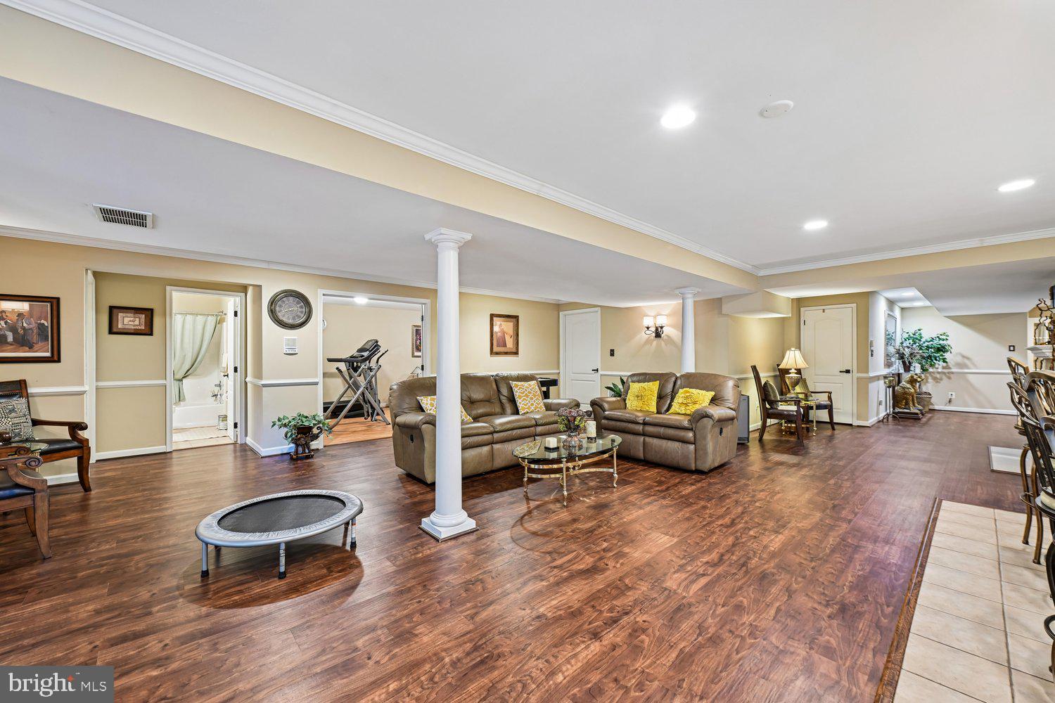 MONTROSE POINTE - Residential