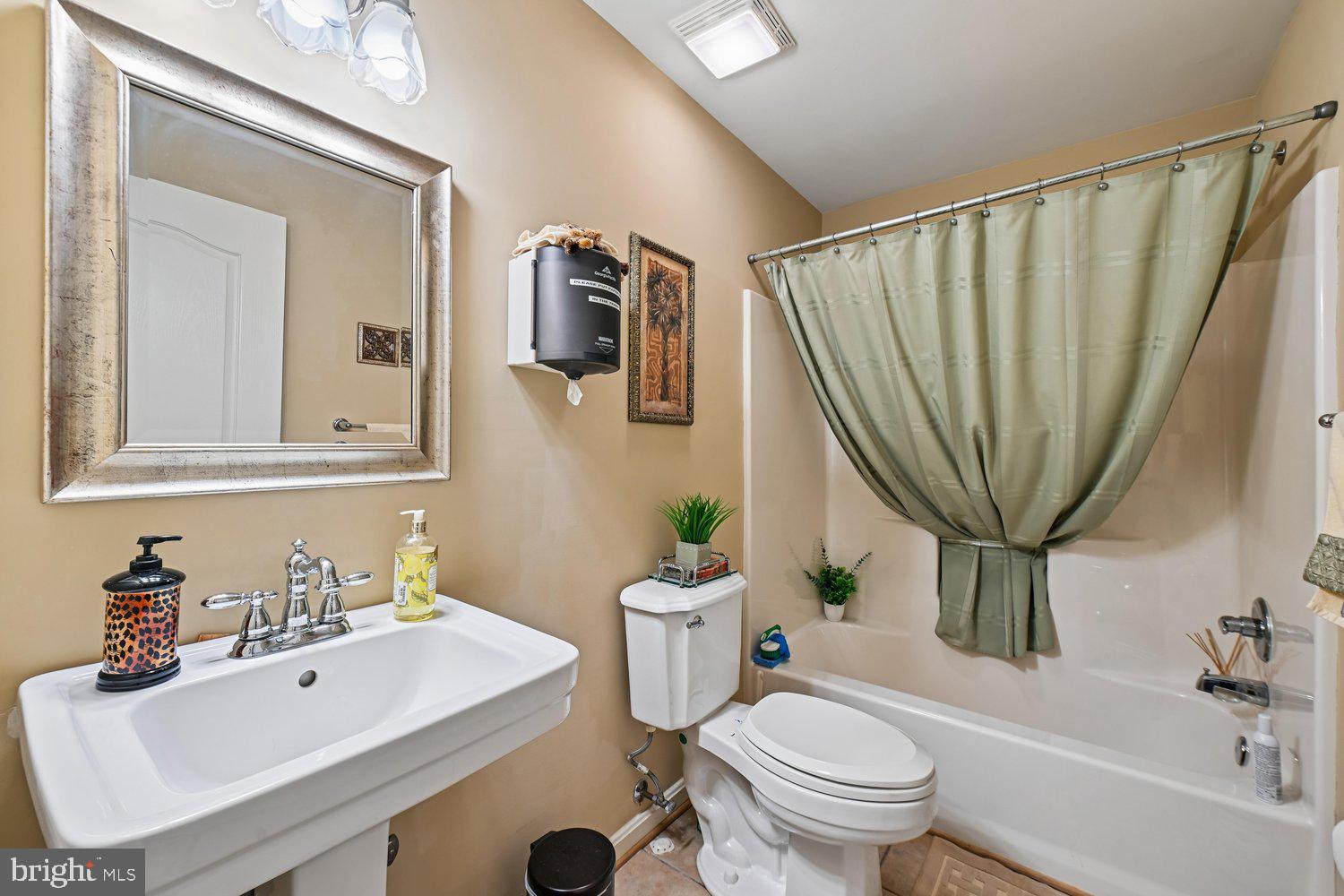 MONTROSE POINTE - Residential