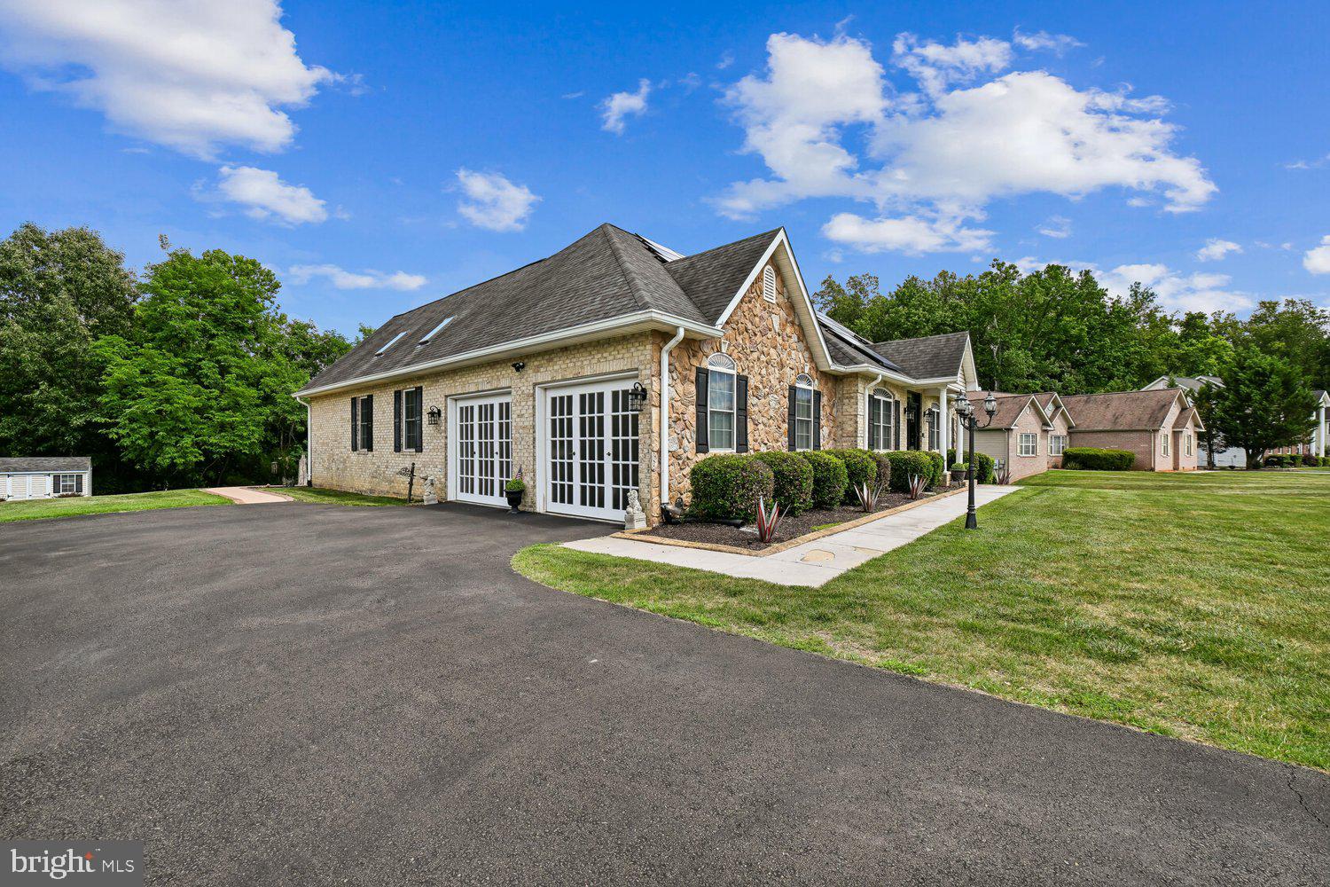 MONTROSE POINTE - Residential
