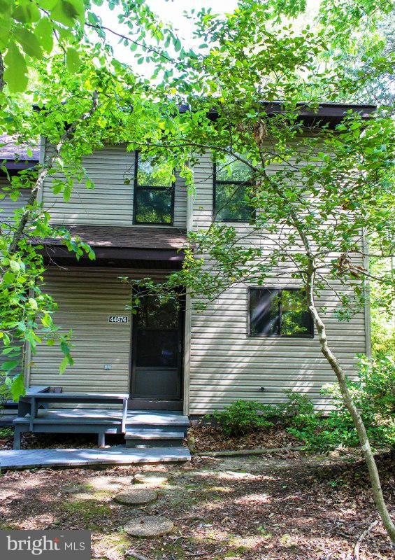 Well maintained townhouse in Scarlet oak.  This end unit is close to shopping, restaurants, Community pool (membership not included in sale), open space.   The 2 bed  2.5 bath w/ loft home is ready for its new owner.