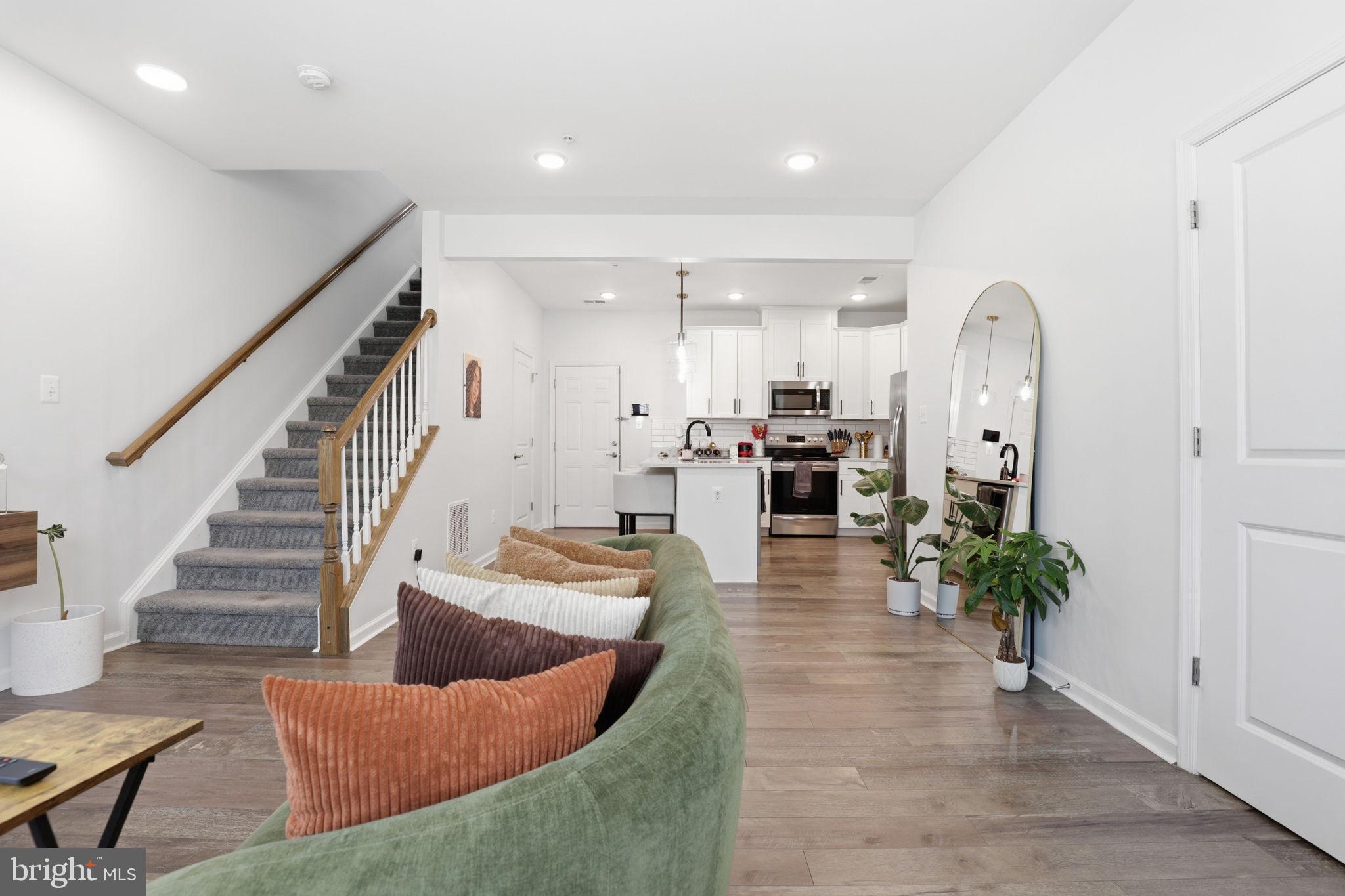 METRO POINTE - Residential
