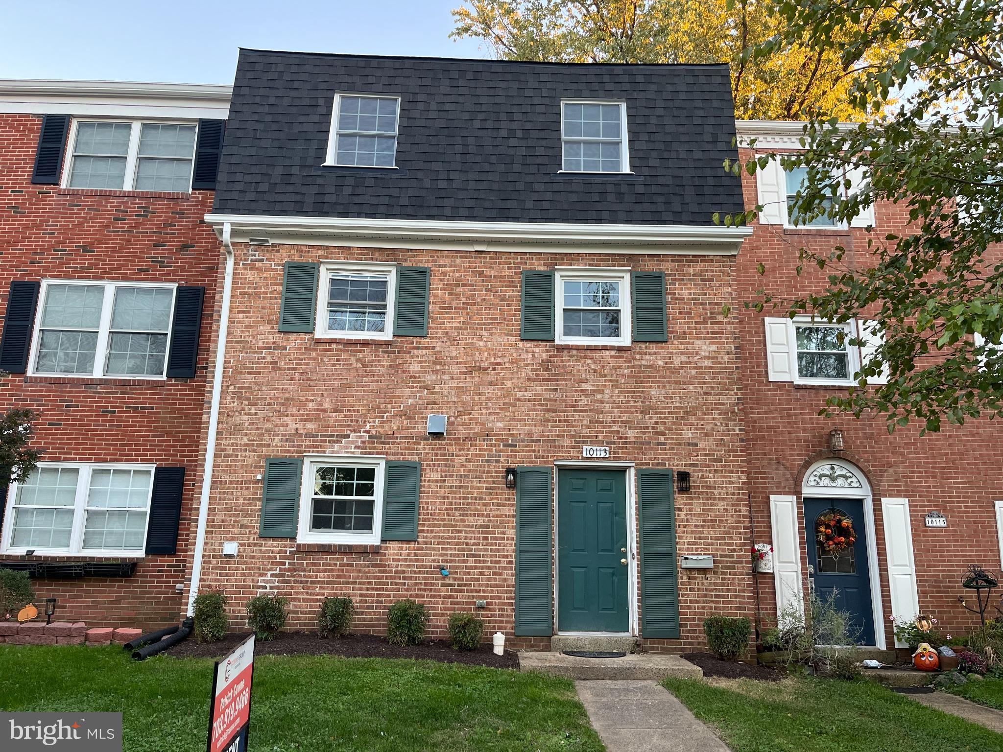 GREAT 3 LVL TOWNHOME, CLOSE TO SCHOOLS, SHOPPING & COMMUTER ROUTES.  FEATURES INCLUDE 3 BRS, 2 FULL BATHS, 2 HALF BATHS, HARDWOOD FLOORS ON MAIN AND UPPER LEVELS, CERAMIC IN KITCHEN  AND BATHS, SEPERATE LAUNDRY ROOM, LARGE STORAGE/WORKROOM, HUGE FENCED BACKYARD, PLENTY OF GUEST PARKING, PETS ARE CASE BY CASE BASIS.  APPLICATION AND SECURITY DEPOSIT CHECKS PAYABLE TO K&M PROPERTIES.