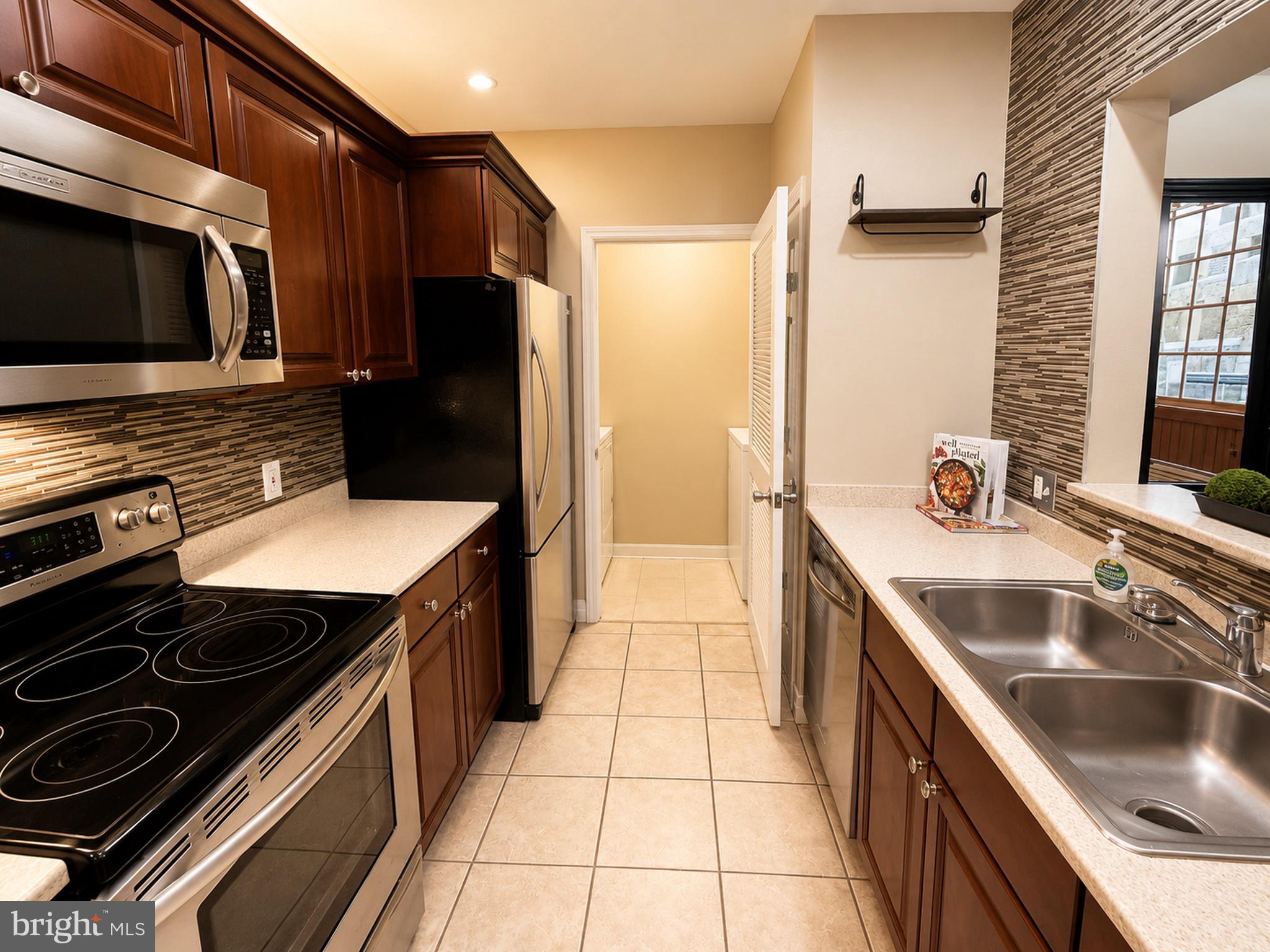 LOGAN SQUARE - Residential