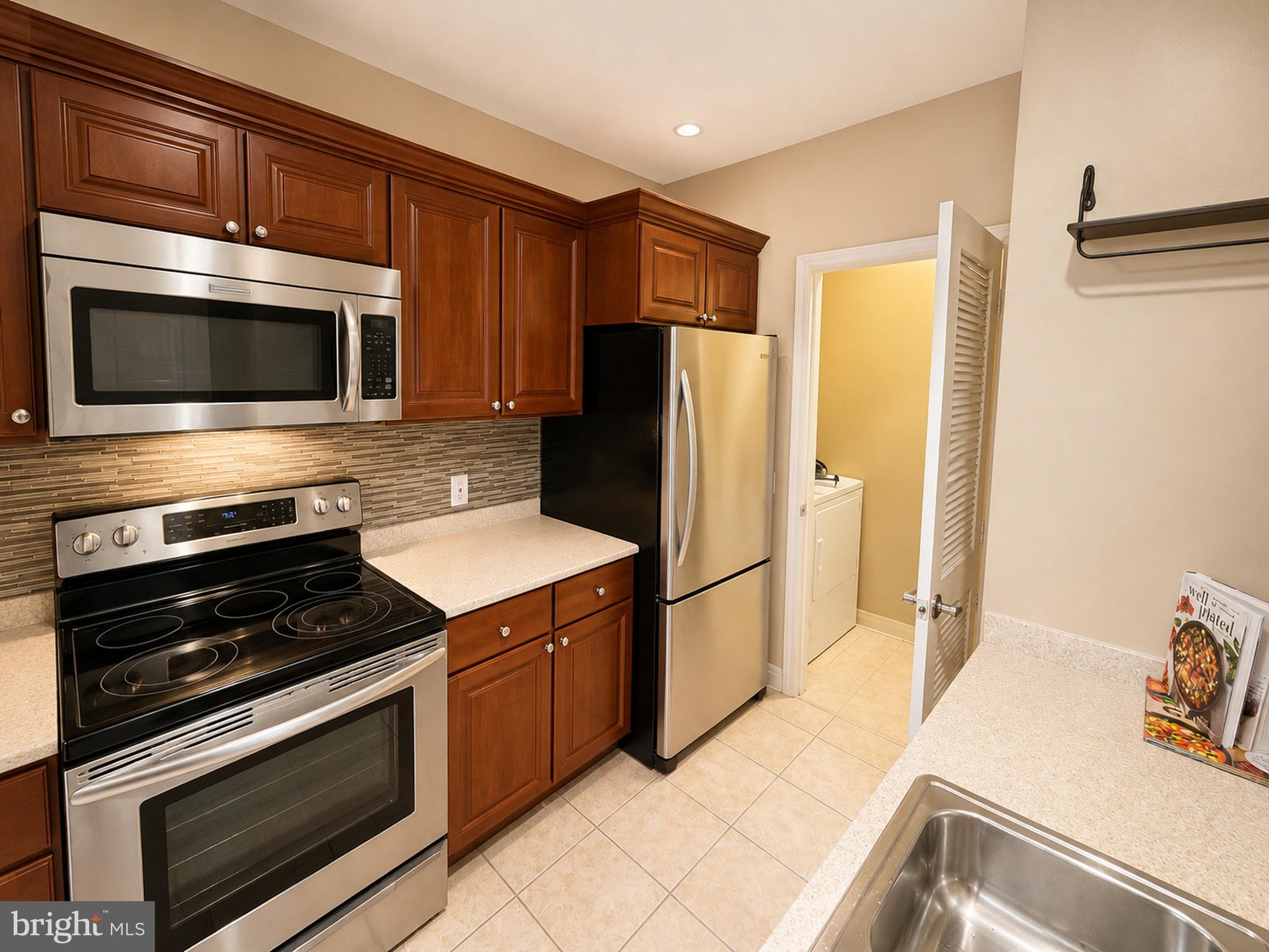 LOGAN SQUARE - Residential