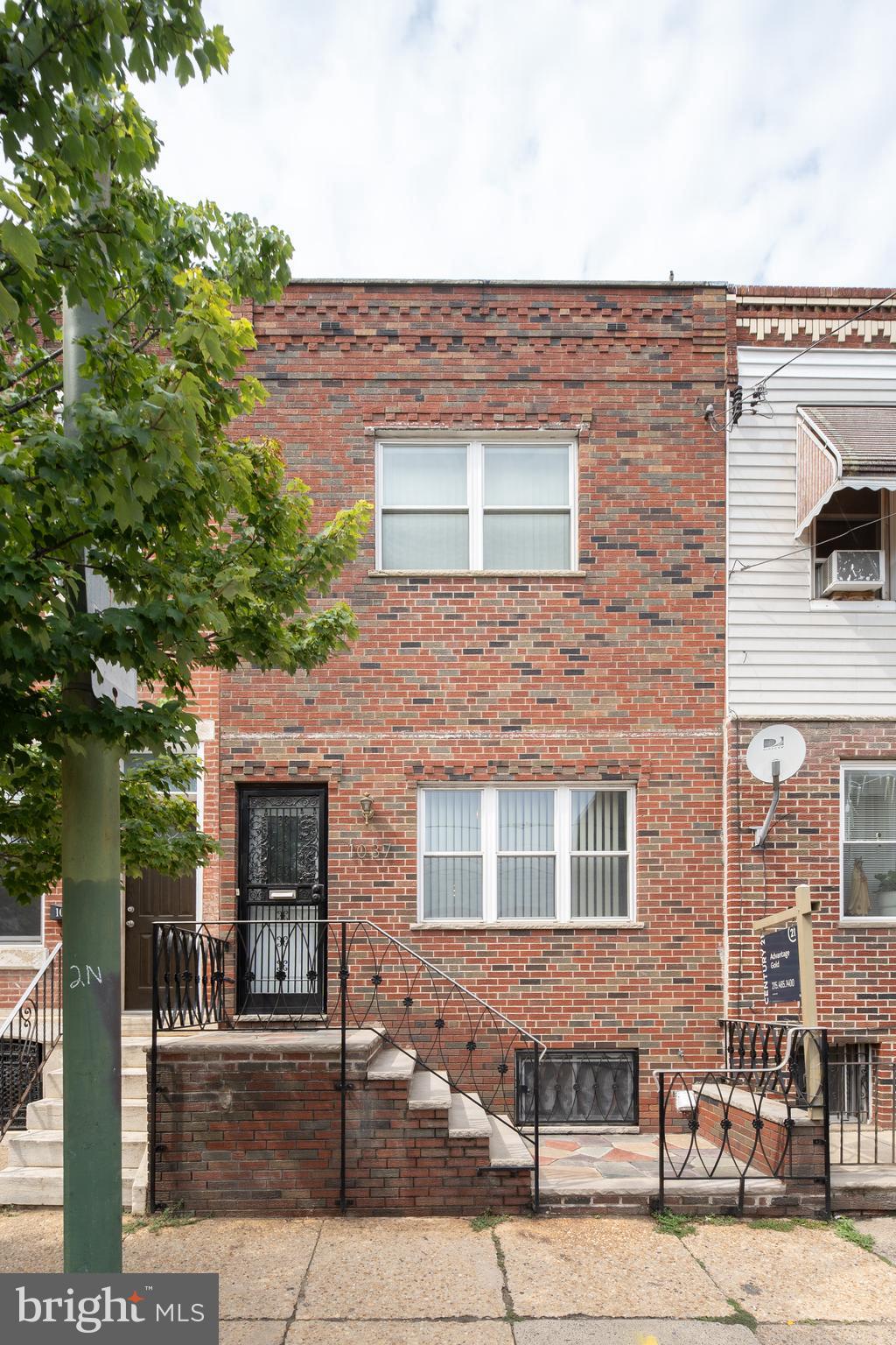 Gorgeous recently renovated Three Bedroom One and a Haff Baths in a very desirable Passyunk Square Location that is the dream home you have been looking for 
It features a beautiful fully customized Ultra Modern Kitchen and a Full Finished Basement 
Nice Size Yard 
This property is situated in a neighborhood full of wonderful restuarants and shopping centers
Owner is willing to consider all reasonable offers !!