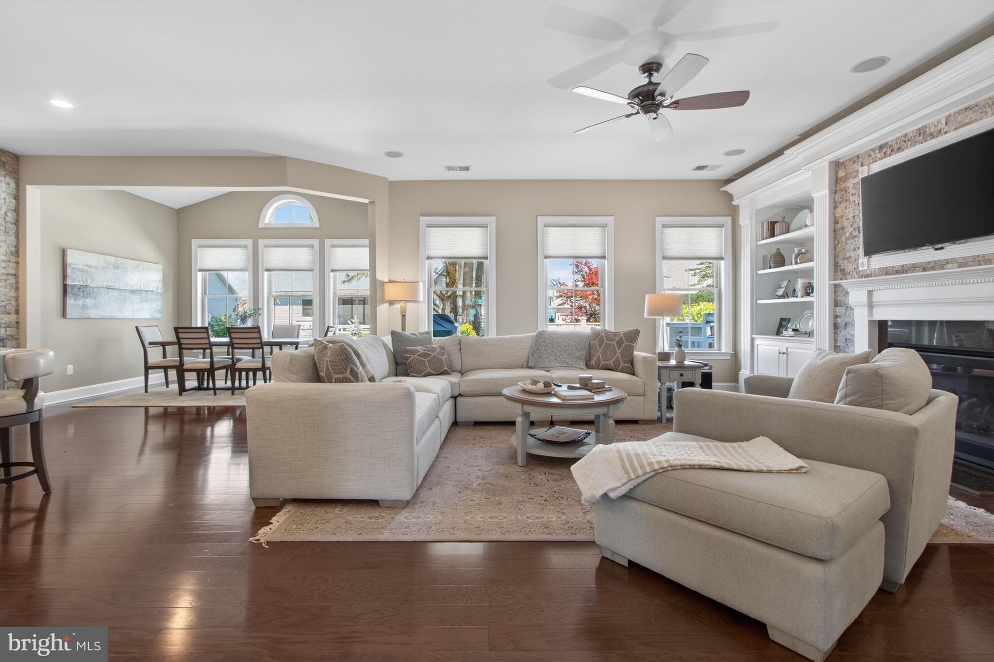BAY COLONY - Residential