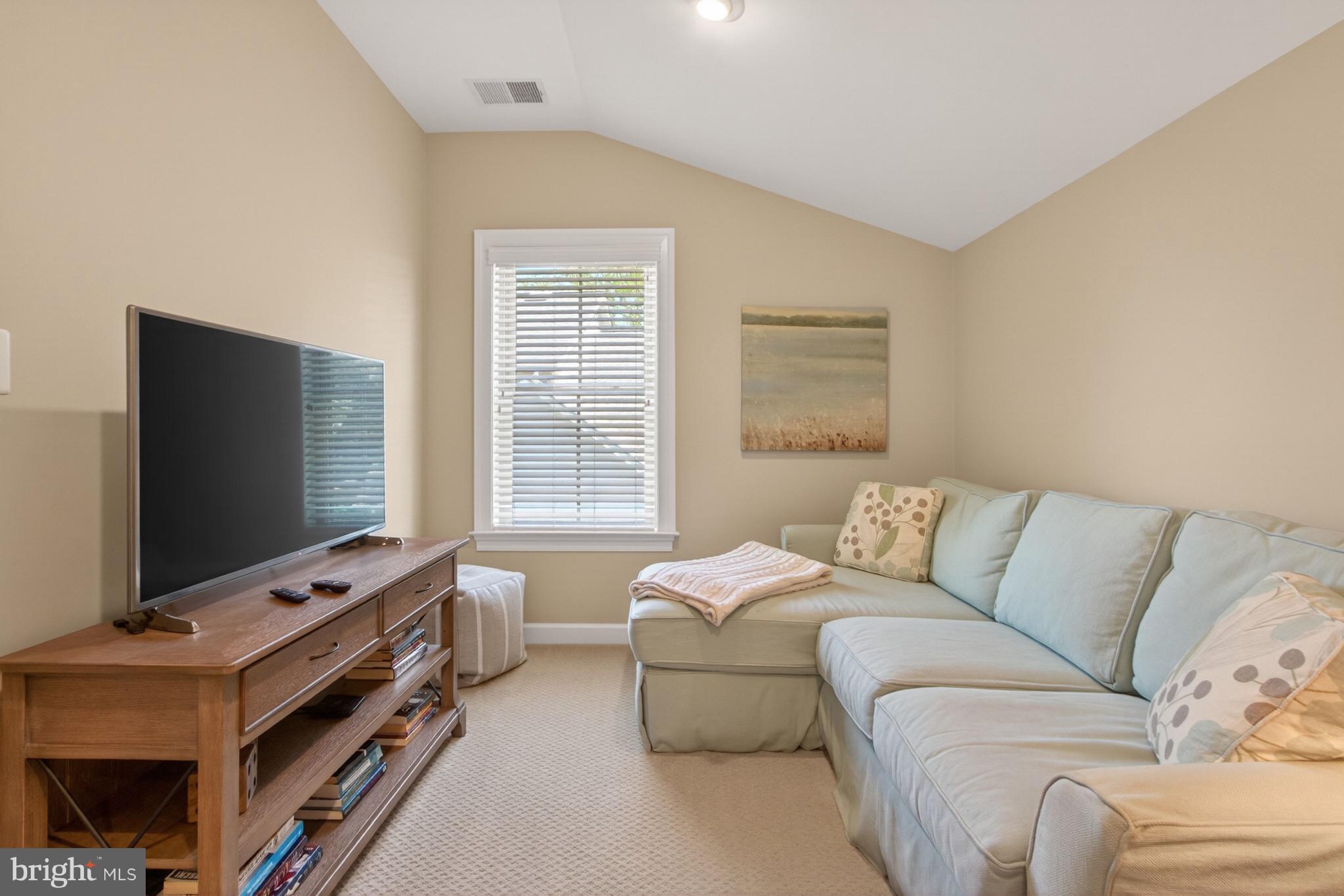 BAY COLONY - Residential
