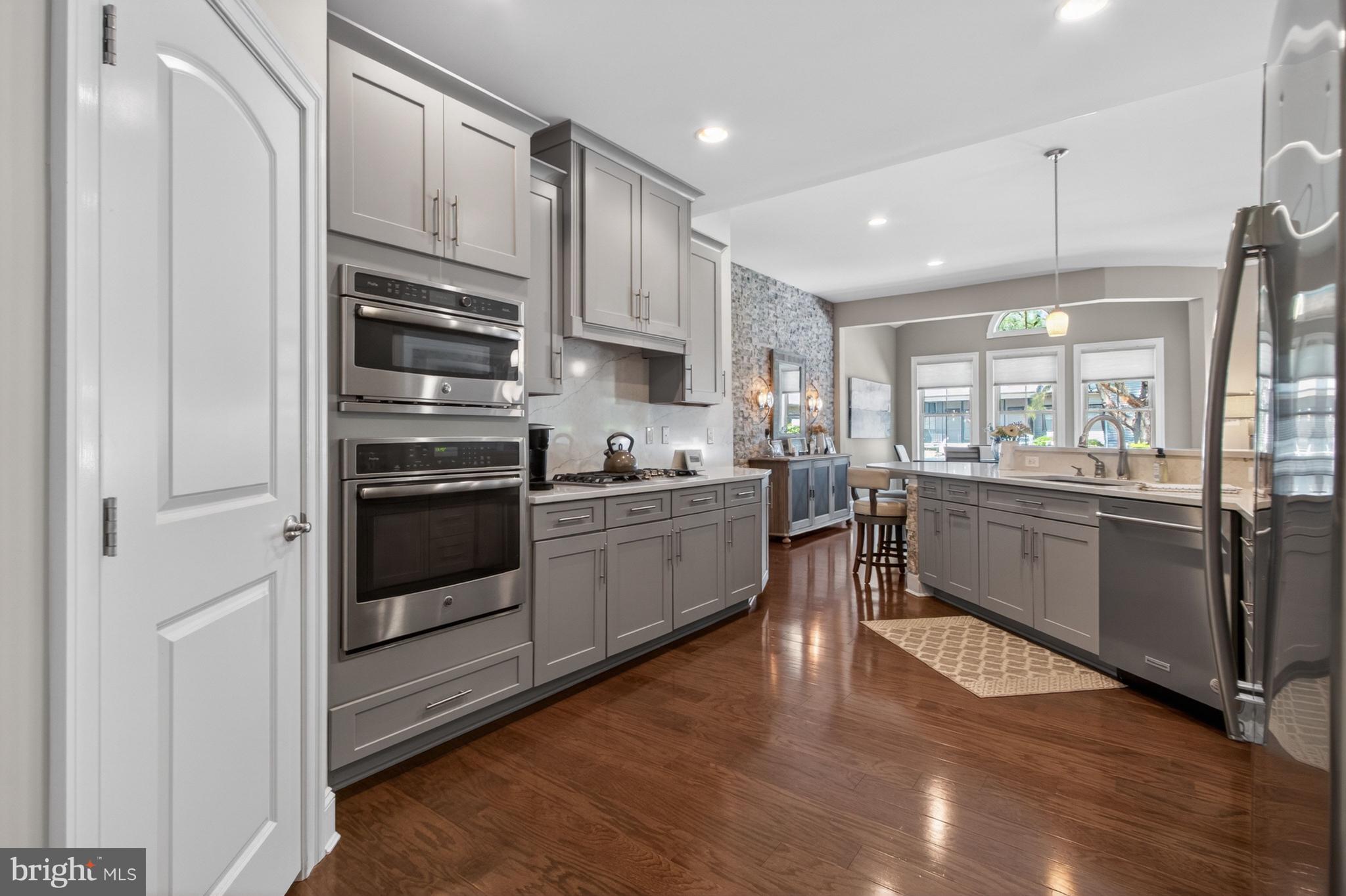 BAY COLONY - Residential