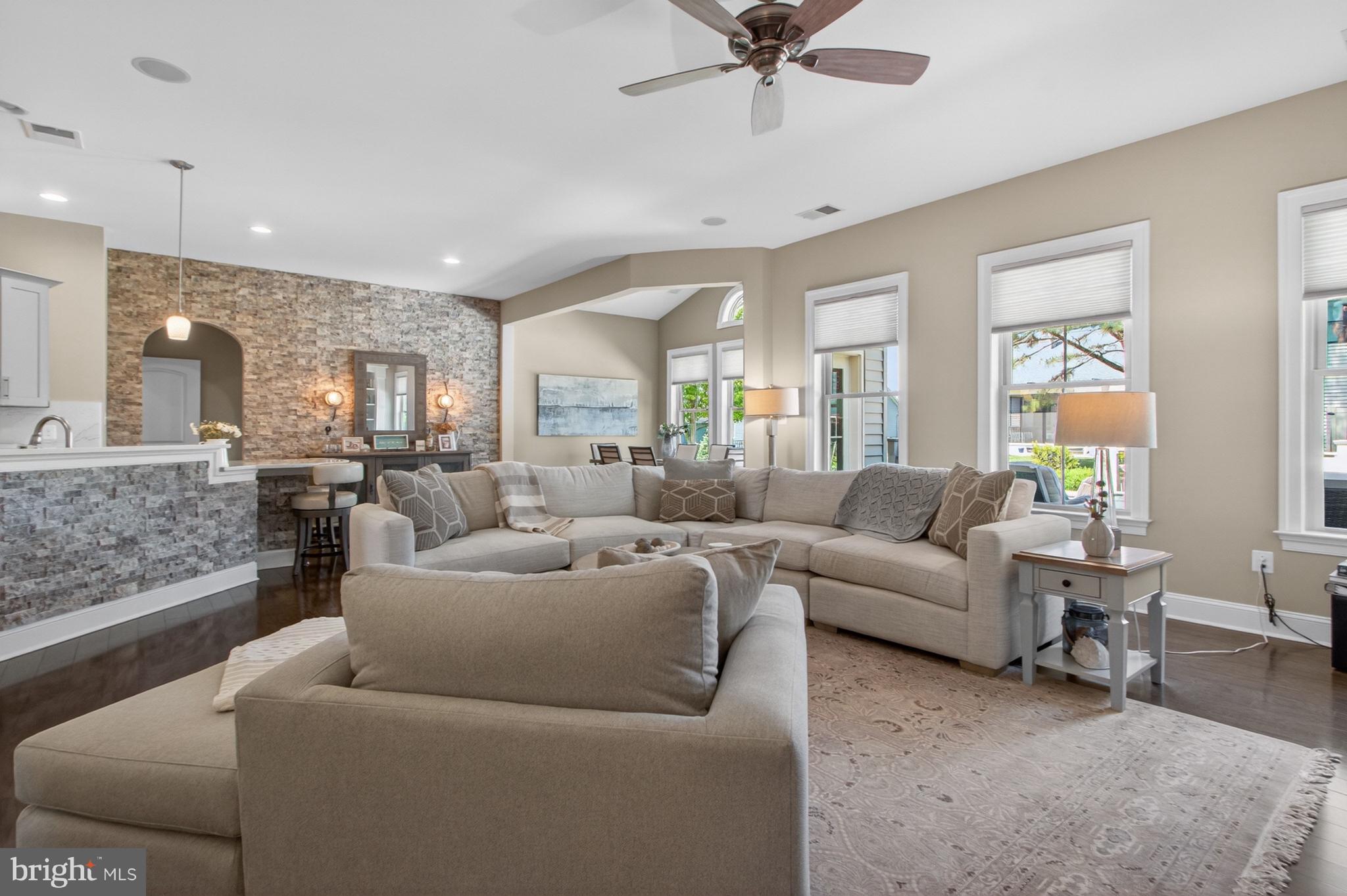 BAY COLONY - Residential
