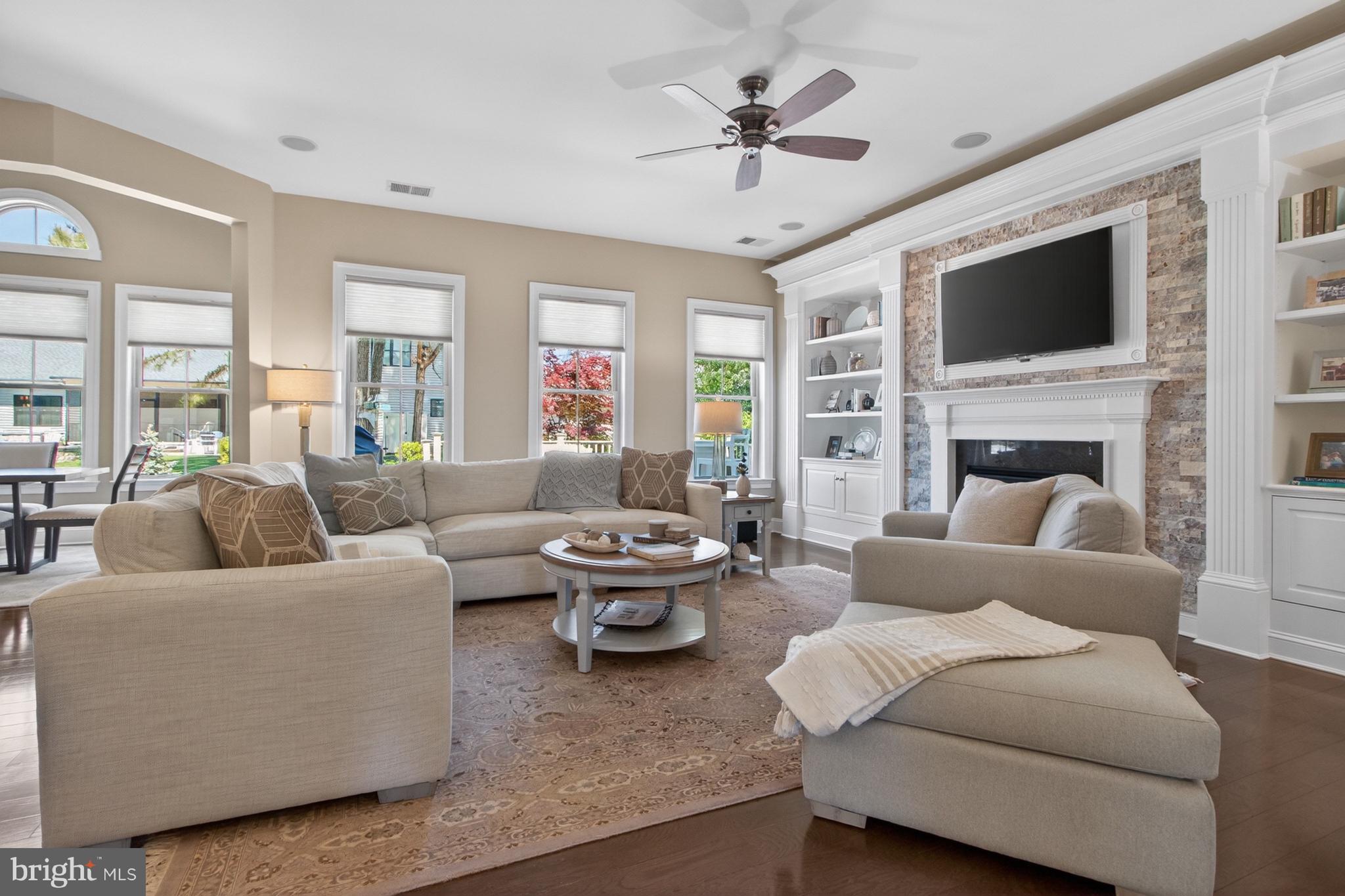 BAY COLONY - Residential