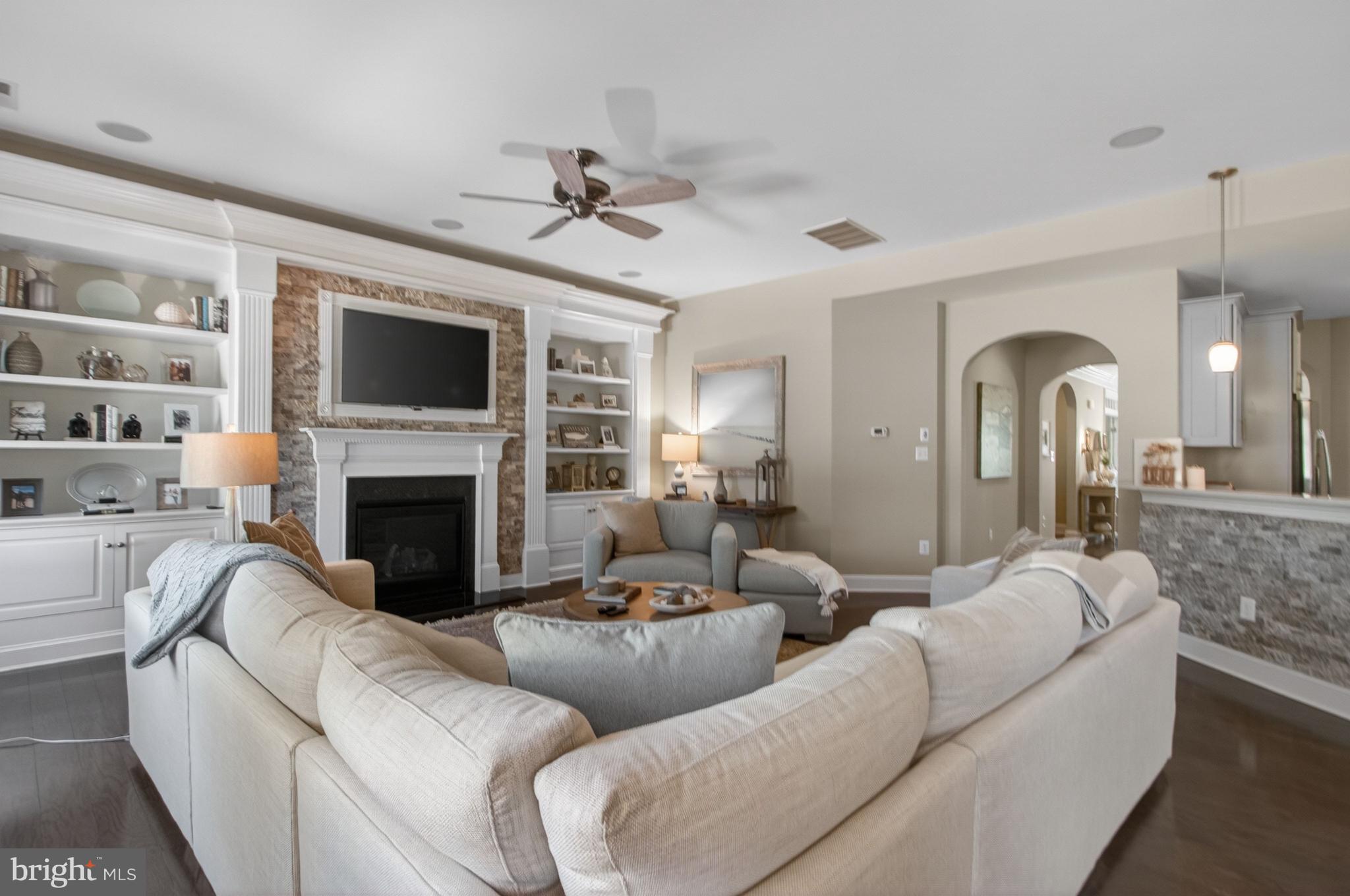 BAY COLONY - Residential