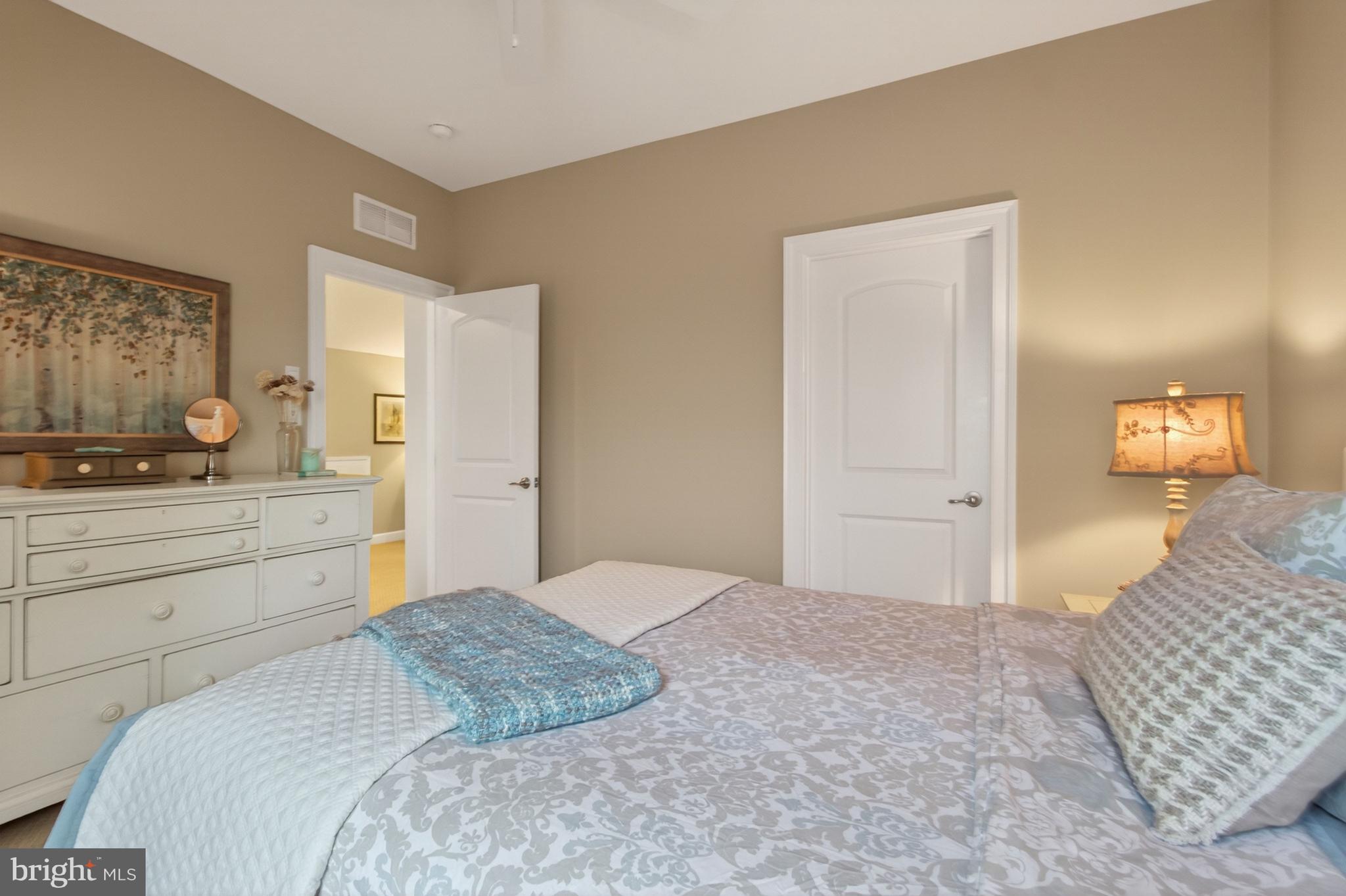 BAY COLONY - Residential