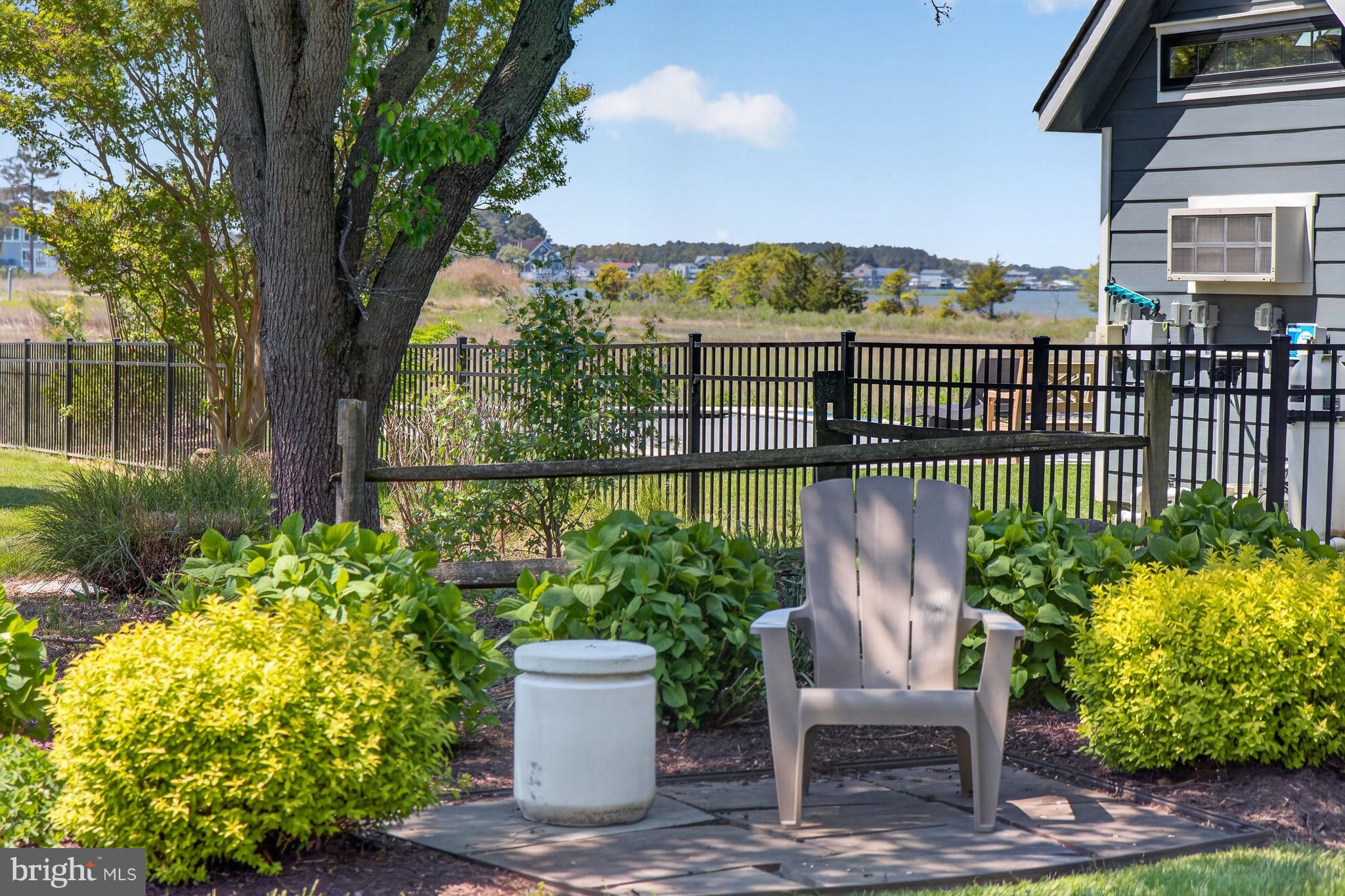 BAY COLONY - Residential