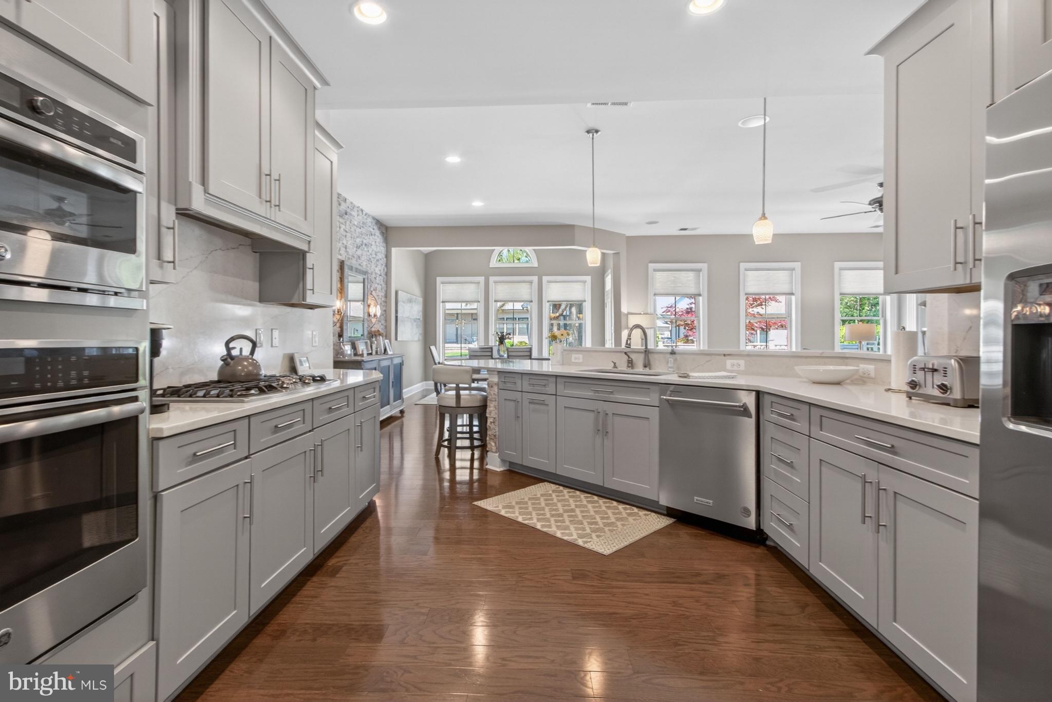 BAY COLONY - Residential