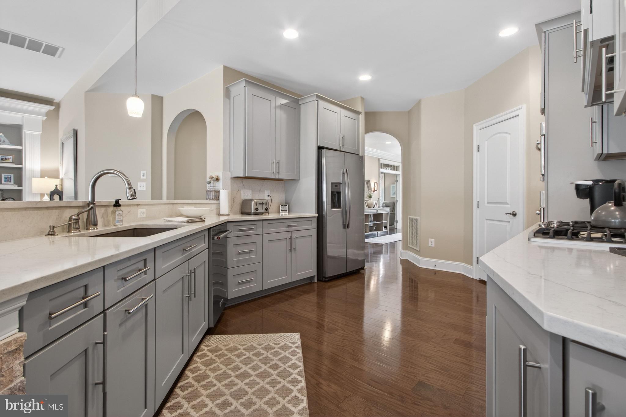 BAY COLONY - Residential