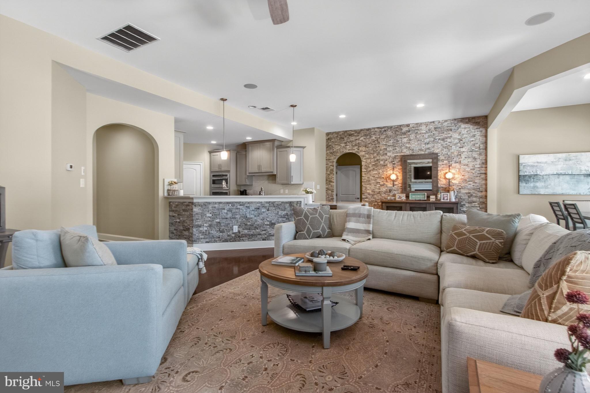 BAY COLONY - Residential