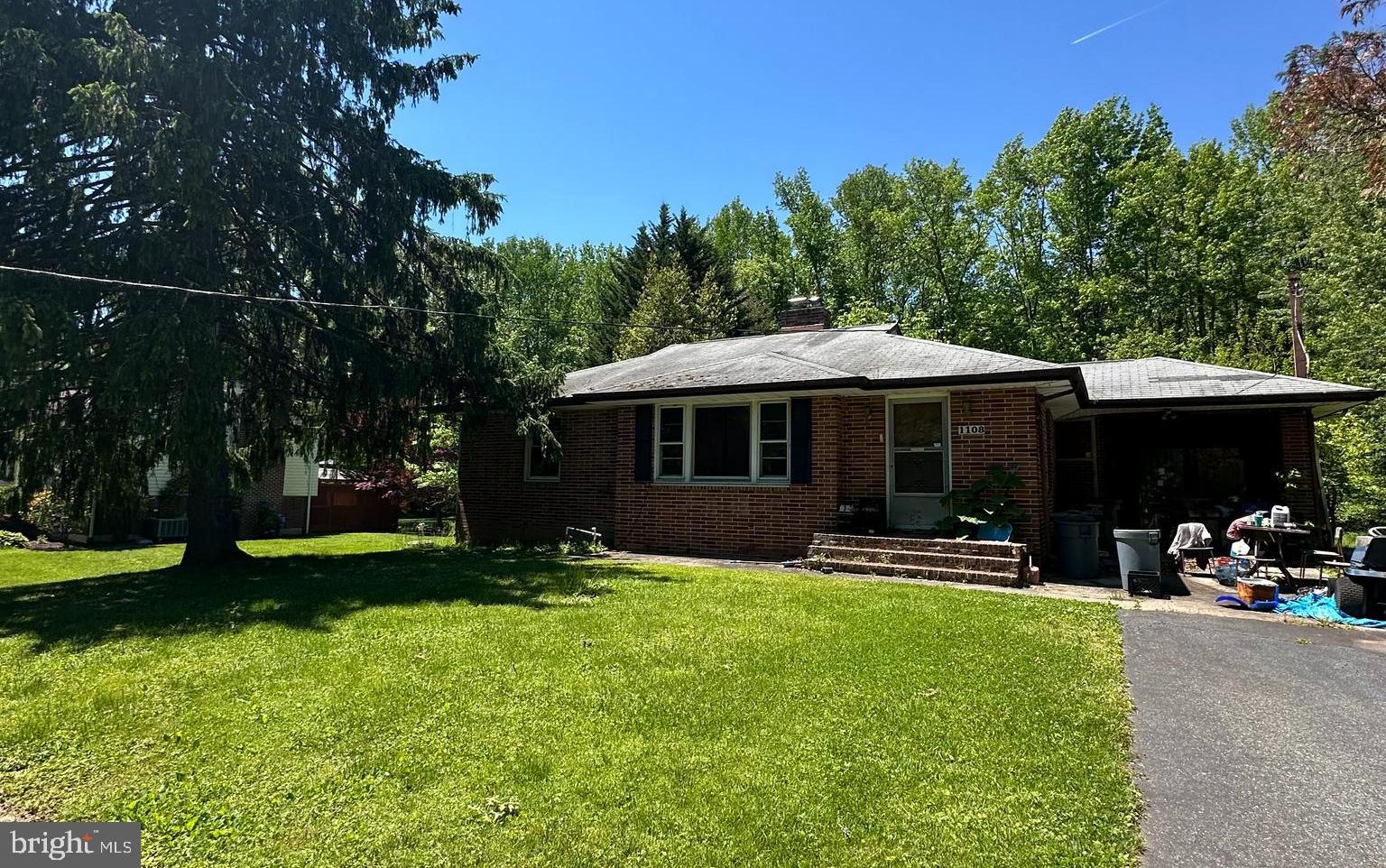 MONTREAL ACRES - Residential