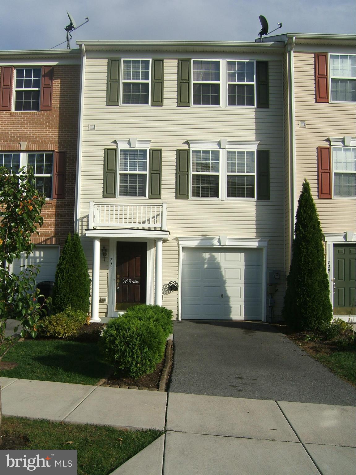 THIS HOUSE IS PRICED RIGHT! CHECK THE COMPS. SPACIOUS 3/2/1 GARAGE TOWNHOME IN PARK OVERLOOK IN VERY GOOD CONDITION. THE HOME BACKS TO PANGBORN PARK WITH LIGHTED WALKING TRAILS, A POND, TENNIS COURTS, AND AN ENTERTAINMENT AREA. THE FIRST FLOOR HAS A NICE SIZED FAMILY ROOM  WITH A WASHER/ DRYER ROOM, THAT WALKS OUT TO THE REAR FENCED YARD WITH A SHED. THE UPPER FLOOR HAS A  HUGE KITCHEN W/ ISLAND, LARGE LIVING/ DINING ROOM COMBO WITH A HALF BATH. THE PRIMARY BEDROOM HAS CATHEDRAL CEILINGS, CEILING FAN, WALK-IN CLOSET, AND A LARGE BATH! THERE ARE TWO ADDITIONAL BEDROOMS AND FULL BATH ON THIS FLOOR.  BACKS TO THE PARK! HURRY!