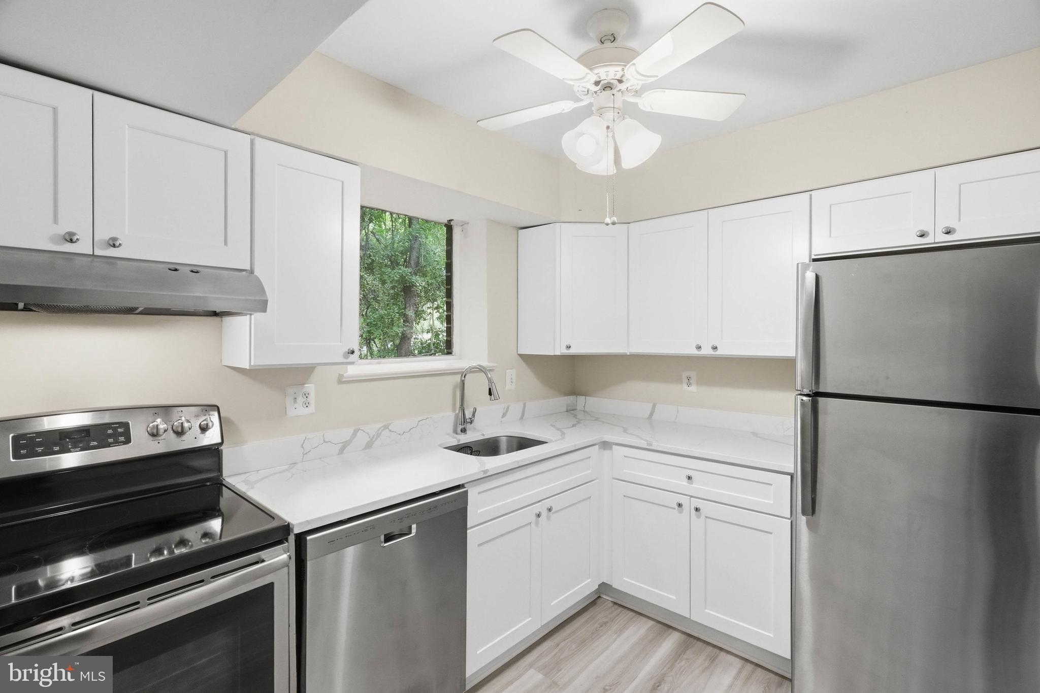 CAMELBACK VILLAGE - Residential