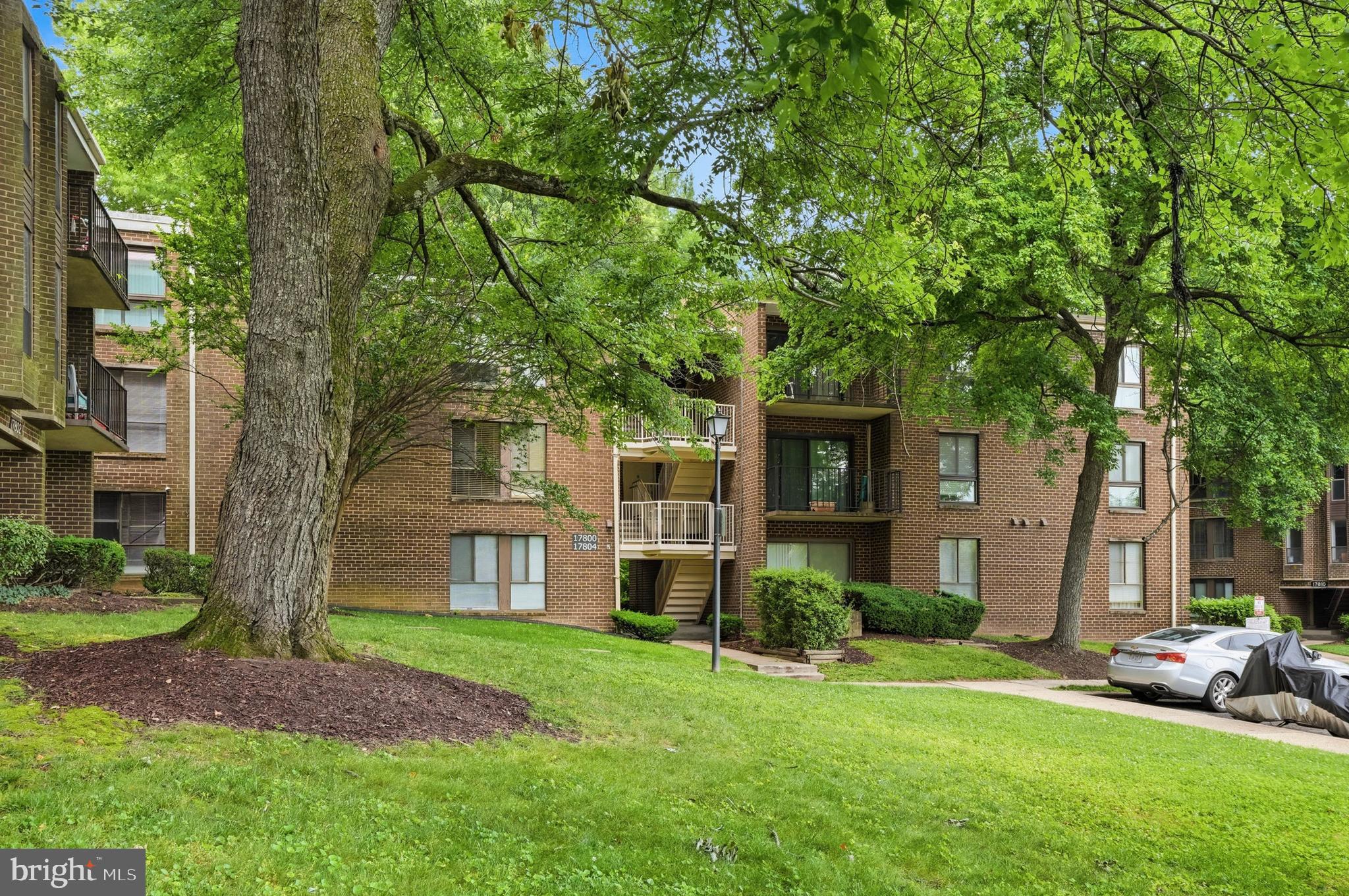 CAMELBACK VILLAGE - Residential