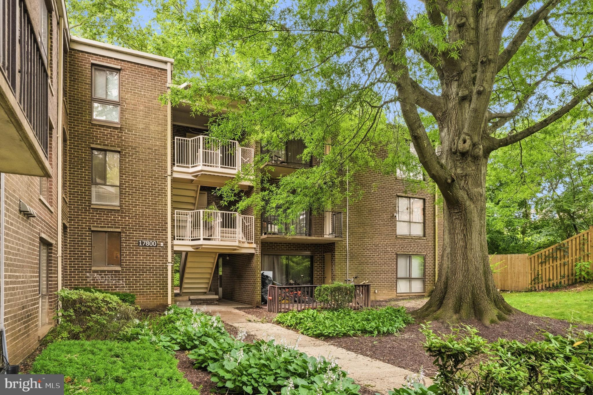 CAMELBACK VILLAGE - Residential
