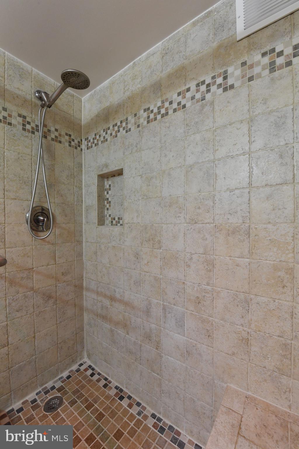 IDYLWOOD TOWERS CONDO - Residential
